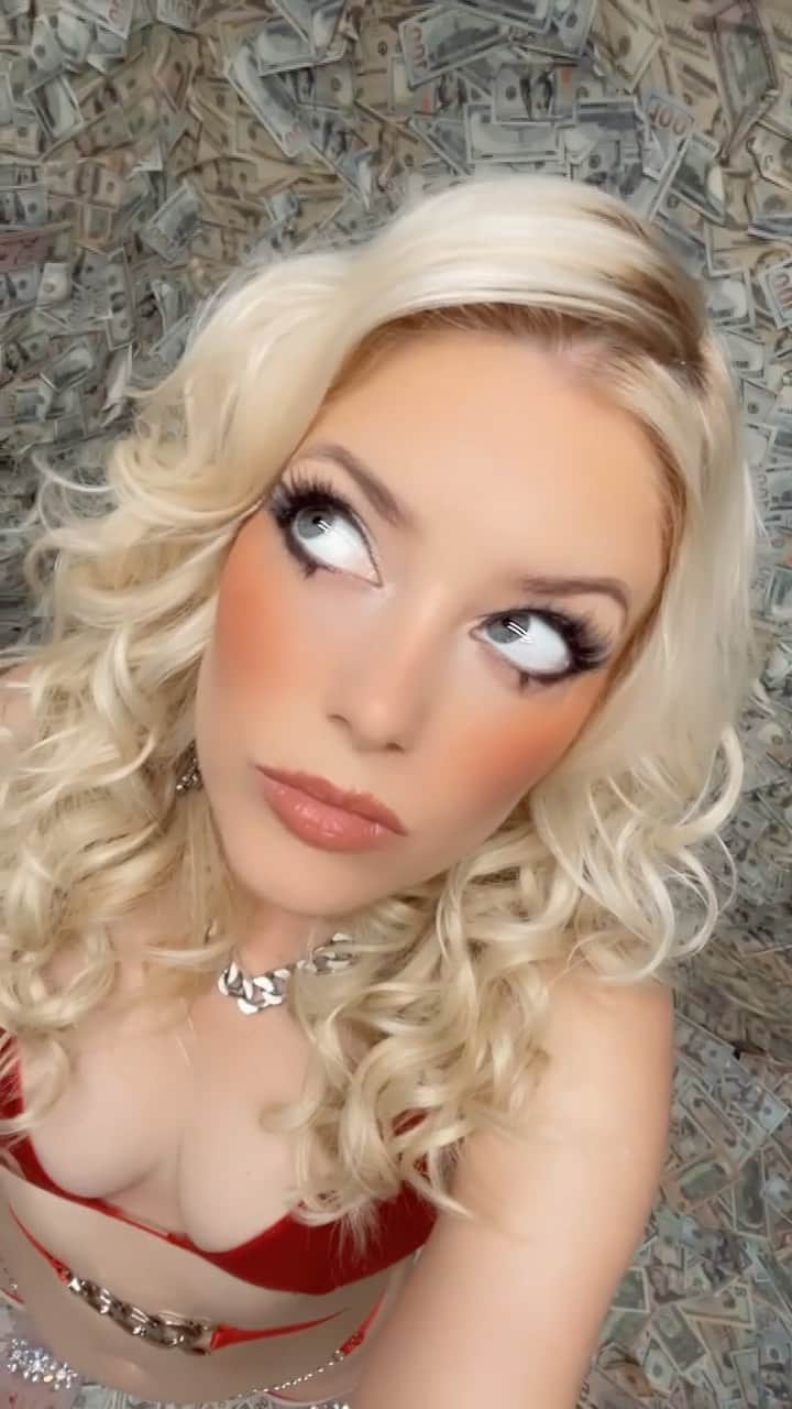 Charlotte Stokelyのインスタグラム：「Hoping I was the appropriate amount of Naughty this year! ❄️ 💃🏼✨❤️ 💵」