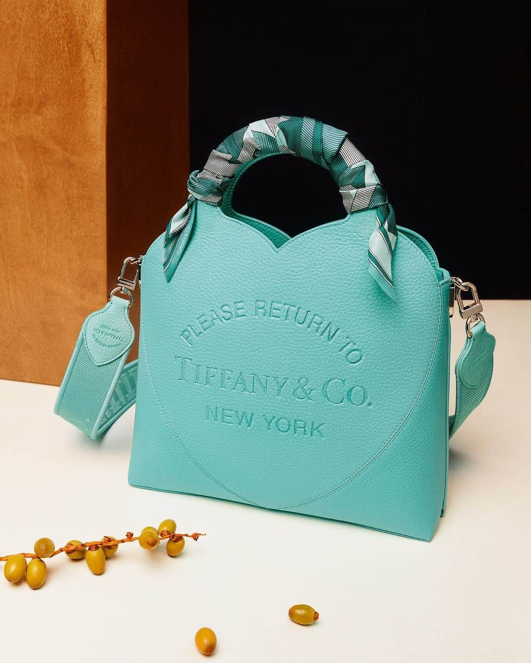 ティファニーのインスタグラム：「Playful practicality takes shape with Return to Tiffany® leather accessories. Featuring an embossed version of our signature heart motif, this handbag is a nod to our iconic jewelry collection. Link in bio. #ReturnToTiffany #TiffanyAndCo」