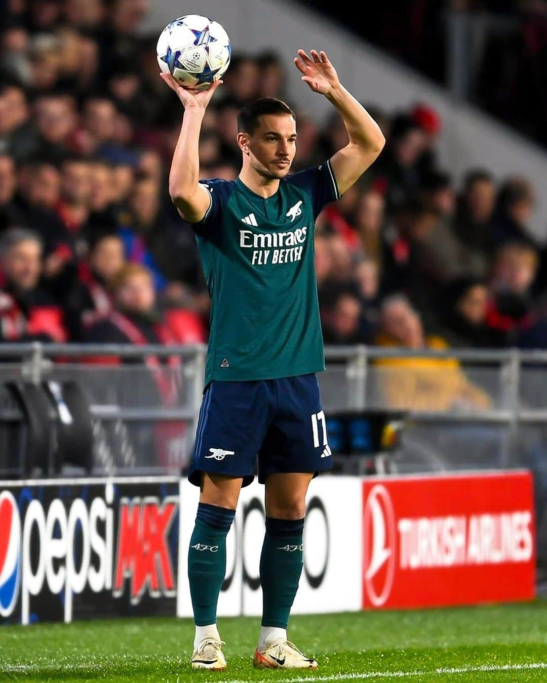 セドリック・ソアレスさんのインスタグラム写真 - (セドリック・ソアレスInstagram)「Really happy to play in the Champions League again and get a chance to help the team tonight. First place and on to the next stage! 💪✅ #Arsenal #Gunners #UCL」12月13日 6時07分 - cedricsoares41