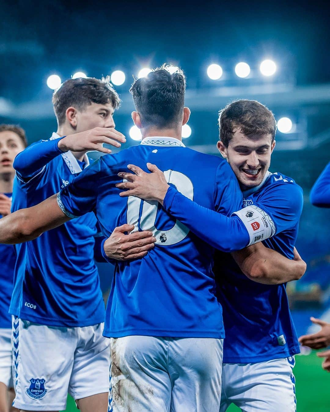 エヴァートンFCのインスタグラム：「FA Youth Cup progression under the Goodison lights 😍」