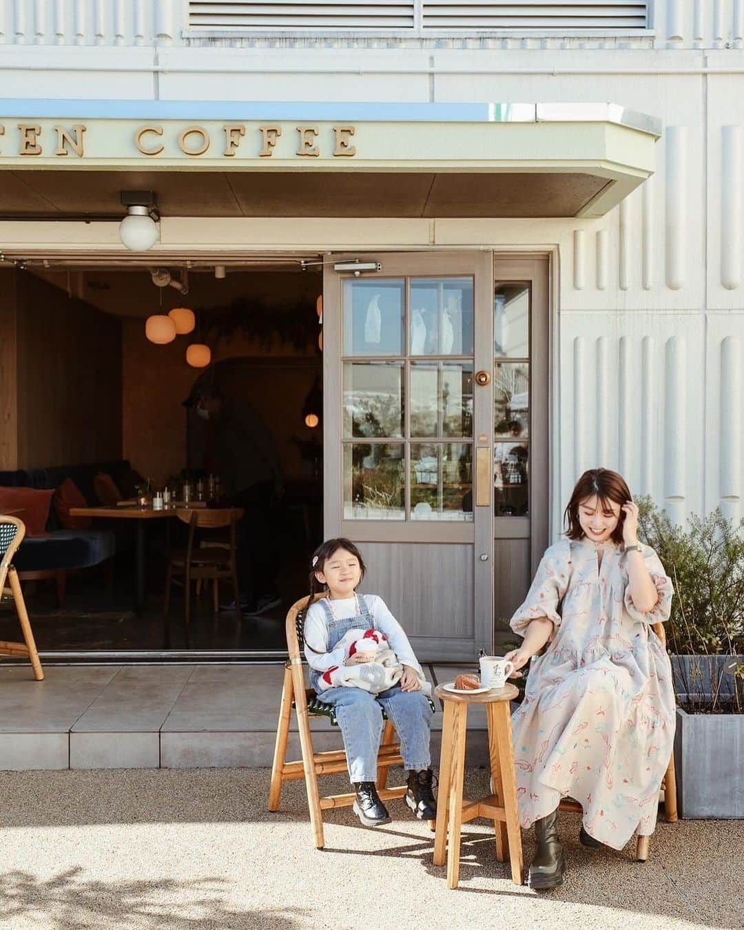 村上萌のインスタグラム：「いつかのメリークリスマス…じゃないけど、ずっと探してた椅子に出会えて、抱えて運んで、庭の景色とGARTENの入口が理想に近づいてきた🪑♡ イメージはフランスの郊外にある地元に愛される公園と、そこに隣接した、初めて来ても懐かしいと思える小さなカフェ。(フランスの郊外、たいして行ったことないけど😇)  手前味噌だけど、小学生の頃に素通りしていた地元の百貨店屋上の倉庫がこんなに可愛くなるなんて嬉しい。最後の方はbefore,after🪄  私が二拠点生活でいつも慌ただしいけど、1年間ここを守って育ててくれた店長はじめスタッフたちに感謝。 長期帰省中にみんなとやりたいことが沢山ある🔥   #焦がれた日 #🪑❤️‍🔥」