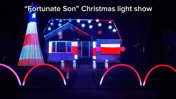 ジョン・フォガティのインスタグラム：「Now that’s a Christmas light display! 🎄  I wrote this song in 1969 — it was a lot of feelings about what was going on ... I was drafted and no one was telling us what we were fighting for! I sat down on the edge of my bed and out came “It ain’t me, it ain’t me, I ain’t no senator’s son!” You know, it took about 20 minutes to write the song.  🎥: @bostick_family_lightshow」