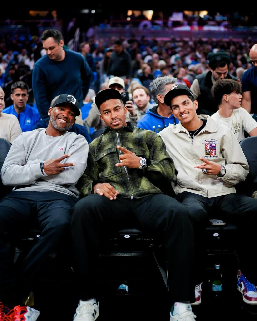 ニューヨーク・メッツのインスタグラム：「@lindor12bc sitting courtside at the @orlandomagic game last night 🏀」