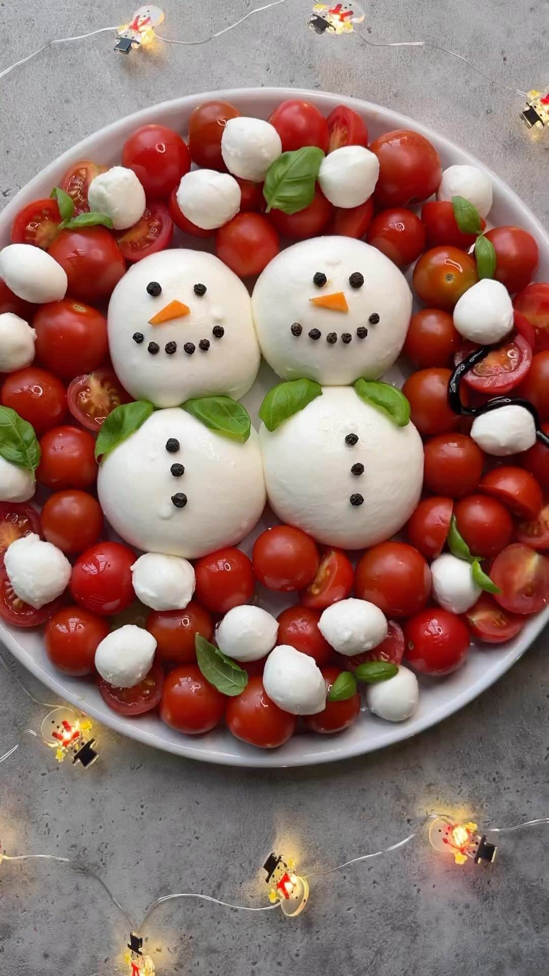 Sharing Healthy Snack Ideasのインスタグラム：「BRRRR-ATA CAPRESE ⛄️⛄️ by @foodbites  Burrata snowmen with cherry tomatoes, bocconcini ‘snow’ and basil.   You can find the instructions on my website, link in bio.  #easyrecipes #christmasfun #festiveseason #holidayrecipes #beautifulcuisines #caprese」