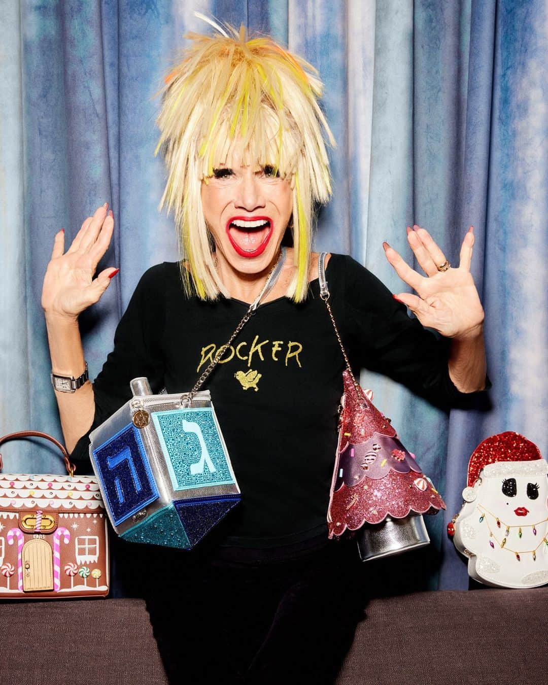ベッツィジョンソンのインスタグラム：「Wishing all my babes the happiest of holidays.  Xox, Betsey」