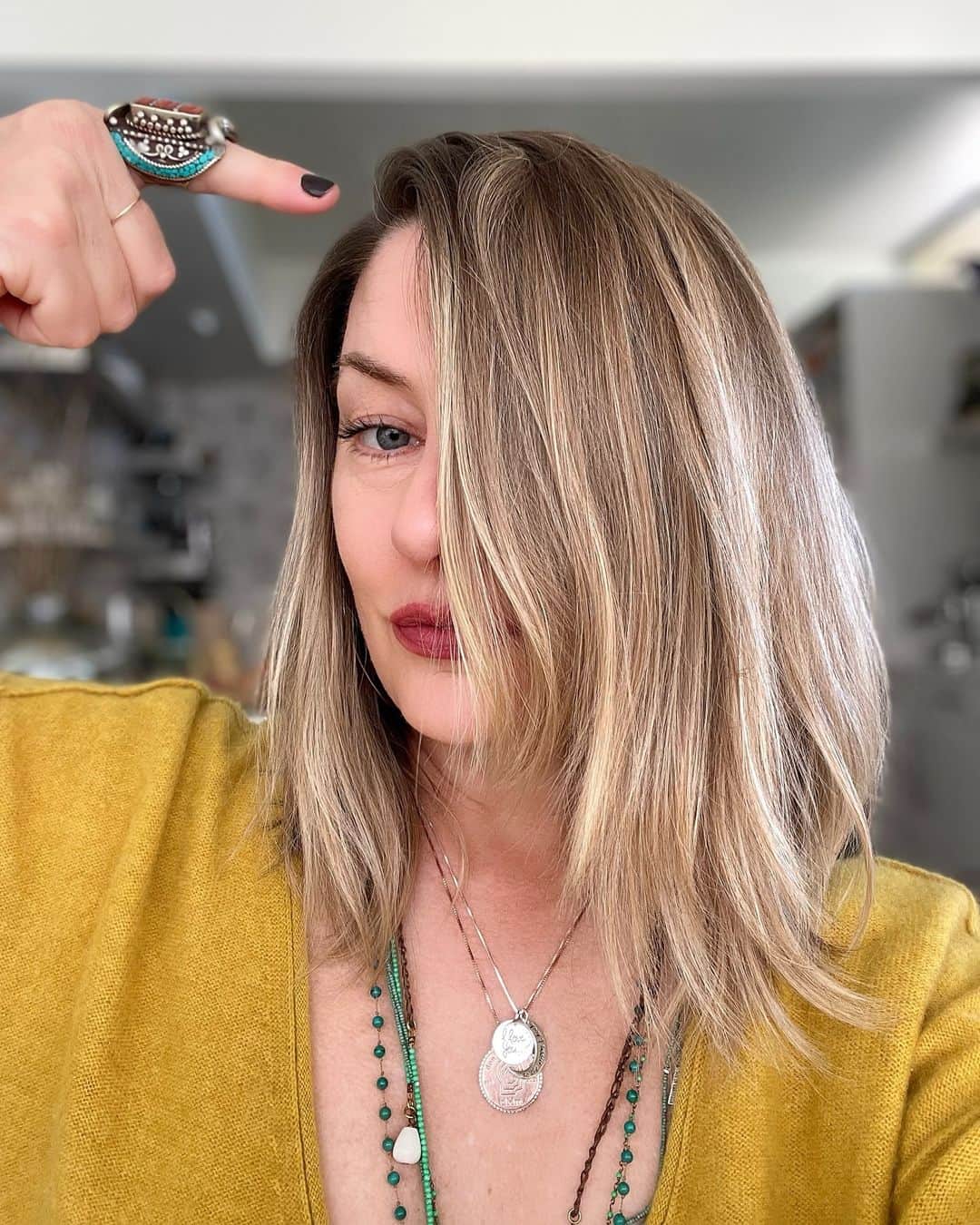 メッチェン・アミックのインスタグラム：「An extra random curl has developed for my bday 🤔 Ok hair. I see you.」