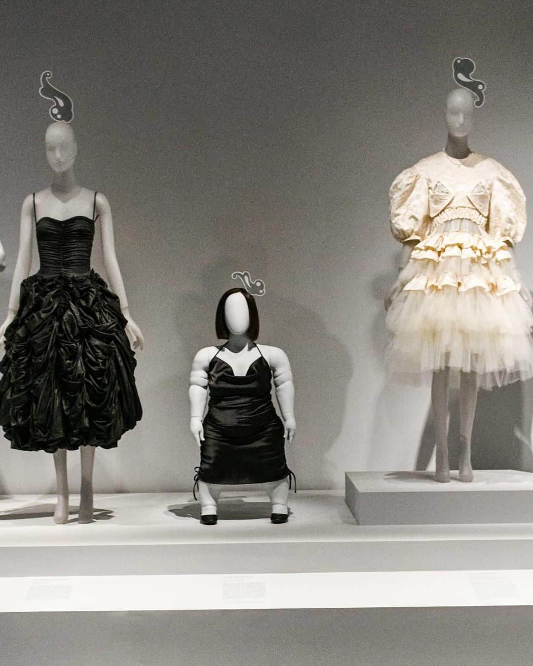 New York Times Fashionさんのインスタグラム写真 - (New York Times FashionInstagram)「The Metropolitan Museum of Art’s Costume Institute’s new exhibit reimagines the record of fashion, celebrating designers known but also those long, and wrongly, forgotten.  “Women Dressing Women” is a celebration of work from the museum’s own collection by over 70 different female designers from the early 20th century to the present. It is the first time the museum has ever held a survey dedicated solely to the work of women, and it will be the first time that at least half of the 83 pieces on display have ever been seen.  Intended to coincide with the 100th anniversary of women’s suffrage in the U.S. in 2020, “Women” was conceived in 2019 and postponed when Covid lockdowns changed the exhibition schedule. That delay has recast the result in a way that makes it feel, ironically, even more politically relevant, not just because of developments in the fashion world, but because global events have renewed the debate over women’s bodies and who controls them, writes @vvfriedman, chief fashion critic at The New York Times.  The miracle is that Mellissa Huber, the associate curator of the Costume Institute, and Karen Van Godtsenhoven, the guest co-curator, have avoided polemics in favor of simply letting the work, in all its astounding variety and breadth of imagination, speak for itself. And it does.  See more from inside the @metmuseum exhibit and read @vvfriedman’s full review at the link in our bio. Photos by @dollyfaibyshev」12月13日 8時05分 - nytstyle