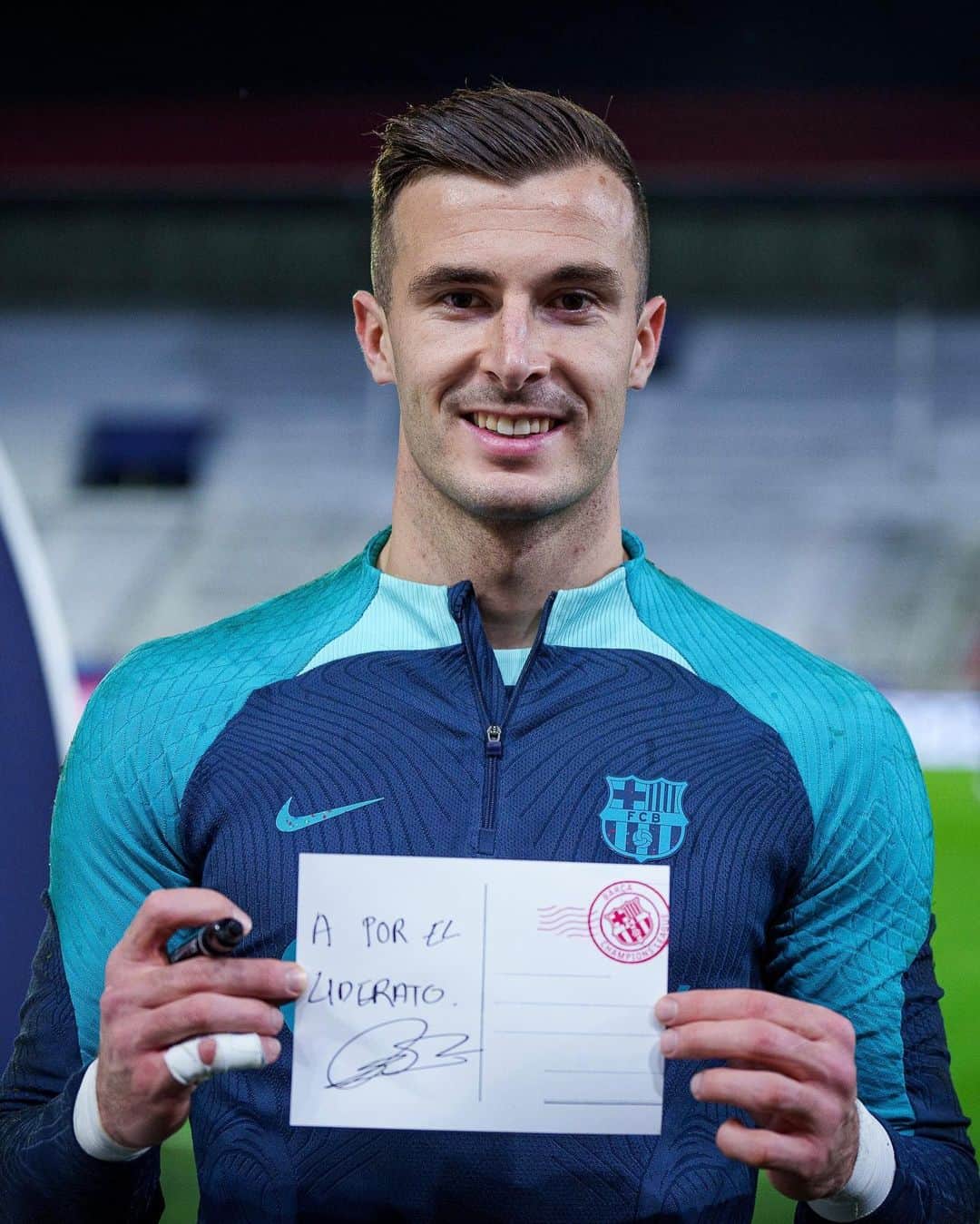 FCバルセロナのインスタグラム：「Let’s grab that top spot ☝️ 🌟 #ChampionsLeague 🌟」