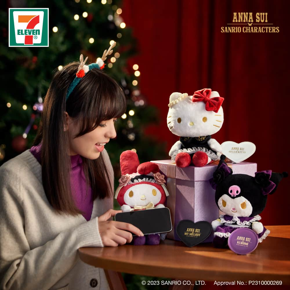 7-Eleven Hong Kongさんのインスタグラム写真 - (7-Eleven Hong KongInstagram)「[新登場] 限量版🥰ANNA SUI│ Sanrio characters 毛公仔連隨身鏡 #今日有得換啦 #儲印花 #yuu積分 @sanrio.hk   Hello Kitty、Kuromi 同My Melody嘅粉絲注意‼️ 🌟 限量版有得換啦😍 3位人氣角色搖身一變，穿上 ANNA SUI嘅小禮服，再襯埋靚靚玫瑰同蝴蝶結，化身成華麗得嚟又不失可愛「一物二用」嘅毛公仔！毛公仔唔喺得個靚字㗎咋，仲要喺實用㗎！😍  每款毛公仔均附送一塊心形或圓形指定嘅隨身鏡。只要將鏡挨喺毛公仔心口，就可搖身一變迷你版座枱鏡，亦可以當手機架用！放喺公司枱面，隨時照鏡又得，煲劇又得，一物二用！😎🤞🏼  今次係可以隨意揀款㗎，數量有限，換完即止，快啲嚟換啦！🥰🥰 提提你，隨行Mini Boxes而家有得訂貨㗎！ 座枱公仔：約 18(H) x 10(W) cm  可拆式鏡子：約86(H) mm 想知點換？㩒入bio條link啦🤩  #7ElevenHK #7ElevenMACAU #7Eleven便利店 #新登場 #快啲嚟7仔啦 #香港澳門都有㗎 #ANNASUI #Sanrio #隨行MiniBox #限量版毛公仔連隨身鏡 #yuu會員 #儲印花 #HelloKitty #MyMelody #Kuromi #LittleTwinStars #BadBadtzMaru #Cinnamoroll」12月13日 8時00分 - 7elevenhk