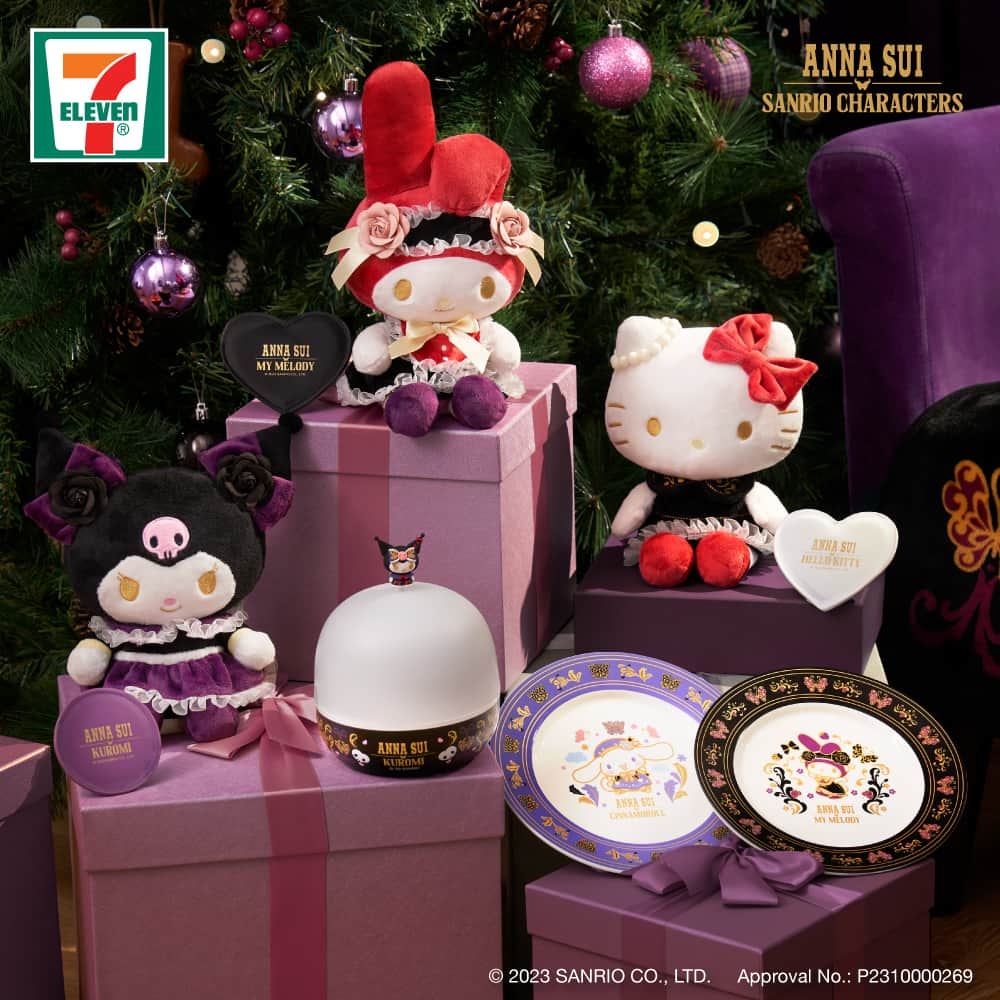 7-Eleven Hong Kongさんのインスタグラム写真 - (7-Eleven Hong KongInstagram)「[新登場] 限量版🥰ANNA SUI│ Sanrio characters 毛公仔連隨身鏡 #今日有得換啦 #儲印花 #yuu積分 @sanrio.hk   Hello Kitty、Kuromi 同My Melody嘅粉絲注意‼️ 🌟 限量版有得換啦😍 3位人氣角色搖身一變，穿上 ANNA SUI嘅小禮服，再襯埋靚靚玫瑰同蝴蝶結，化身成華麗得嚟又不失可愛「一物二用」嘅毛公仔！毛公仔唔喺得個靚字㗎咋，仲要喺實用㗎！😍  每款毛公仔均附送一塊心形或圓形指定嘅隨身鏡。只要將鏡挨喺毛公仔心口，就可搖身一變迷你版座枱鏡，亦可以當手機架用！放喺公司枱面，隨時照鏡又得，煲劇又得，一物二用！😎🤞🏼  今次係可以隨意揀款㗎，數量有限，換完即止，快啲嚟換啦！🥰🥰 提提你，隨行Mini Boxes而家有得訂貨㗎！ 座枱公仔：約 18(H) x 10(W) cm  可拆式鏡子：約86(H) mm 想知點換？㩒入bio條link啦🤩  #7ElevenHK #7ElevenMACAU #7Eleven便利店 #新登場 #快啲嚟7仔啦 #香港澳門都有㗎 #ANNASUI #Sanrio #隨行MiniBox #限量版毛公仔連隨身鏡 #yuu會員 #儲印花 #HelloKitty #MyMelody #Kuromi #LittleTwinStars #BadBadtzMaru #Cinnamoroll」12月13日 8時00分 - 7elevenhk