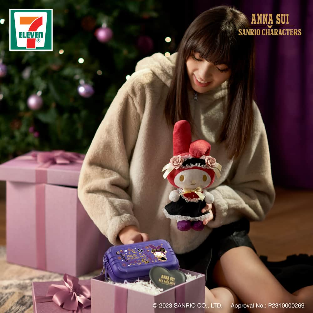 7-Eleven Hong Kongさんのインスタグラム写真 - (7-Eleven Hong KongInstagram)「[新登場] 限量版🥰ANNA SUI│ Sanrio characters 毛公仔連隨身鏡 #今日有得換啦 #儲印花 #yuu積分 @sanrio.hk   Hello Kitty、Kuromi 同My Melody嘅粉絲注意‼️ 🌟 限量版有得換啦😍 3位人氣角色搖身一變，穿上 ANNA SUI嘅小禮服，再襯埋靚靚玫瑰同蝴蝶結，化身成華麗得嚟又不失可愛「一物二用」嘅毛公仔！毛公仔唔喺得個靚字㗎咋，仲要喺實用㗎！😍  每款毛公仔均附送一塊心形或圓形指定嘅隨身鏡。只要將鏡挨喺毛公仔心口，就可搖身一變迷你版座枱鏡，亦可以當手機架用！放喺公司枱面，隨時照鏡又得，煲劇又得，一物二用！😎🤞🏼  今次係可以隨意揀款㗎，數量有限，換完即止，快啲嚟換啦！🥰🥰 提提你，隨行Mini Boxes而家有得訂貨㗎！ 座枱公仔：約 18(H) x 10(W) cm  可拆式鏡子：約86(H) mm 想知點換？㩒入bio條link啦🤩  #7ElevenHK #7ElevenMACAU #7Eleven便利店 #新登場 #快啲嚟7仔啦 #香港澳門都有㗎 #ANNASUI #Sanrio #隨行MiniBox #限量版毛公仔連隨身鏡 #yuu會員 #儲印花 #HelloKitty #MyMelody #Kuromi #LittleTwinStars #BadBadtzMaru #Cinnamoroll」12月13日 8時00分 - 7elevenhk