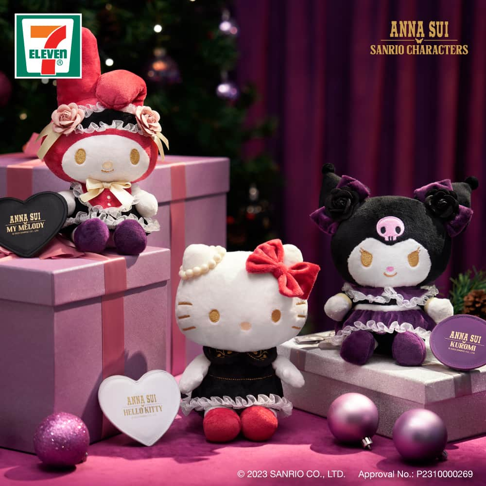 7-Eleven Hong Kongさんのインスタグラム写真 - (7-Eleven Hong KongInstagram)「[新登場] 限量版🥰ANNA SUI│ Sanrio characters 毛公仔連隨身鏡 #今日有得換啦 #儲印花 #yuu積分 @sanrio.hk   Hello Kitty、Kuromi 同My Melody嘅粉絲注意‼️ 🌟 限量版有得換啦😍 3位人氣角色搖身一變，穿上 ANNA SUI嘅小禮服，再襯埋靚靚玫瑰同蝴蝶結，化身成華麗得嚟又不失可愛「一物二用」嘅毛公仔！毛公仔唔喺得個靚字㗎咋，仲要喺實用㗎！😍  每款毛公仔均附送一塊心形或圓形指定嘅隨身鏡。只要將鏡挨喺毛公仔心口，就可搖身一變迷你版座枱鏡，亦可以當手機架用！放喺公司枱面，隨時照鏡又得，煲劇又得，一物二用！😎🤞🏼  今次係可以隨意揀款㗎，數量有限，換完即止，快啲嚟換啦！🥰🥰 提提你，隨行Mini Boxes而家有得訂貨㗎！ 座枱公仔：約 18(H) x 10(W) cm  可拆式鏡子：約86(H) mm 想知點換？㩒入bio條link啦🤩  #7ElevenHK #7ElevenMACAU #7Eleven便利店 #新登場 #快啲嚟7仔啦 #香港澳門都有㗎 #ANNASUI #Sanrio #隨行MiniBox #限量版毛公仔連隨身鏡 #yuu會員 #儲印花 #HelloKitty #MyMelody #Kuromi #LittleTwinStars #BadBadtzMaru #Cinnamoroll」12月13日 8時00分 - 7elevenhk