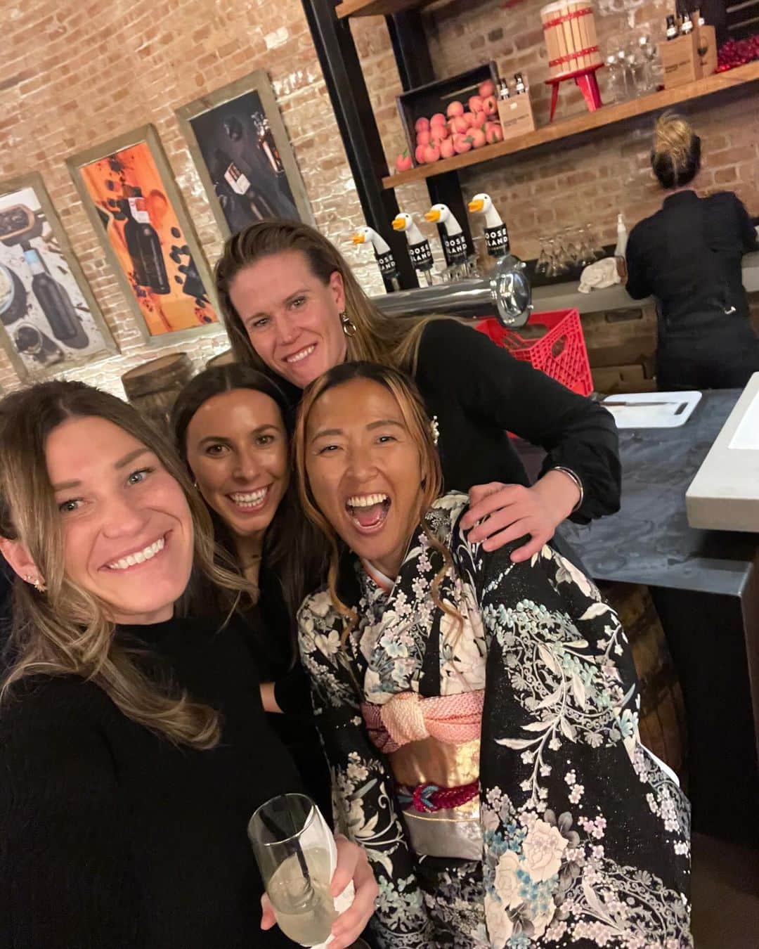 大儀見優季さんのインスタグラム写真 - (大儀見優季Instagram)「My favorite people on my soccer side❤️ You guys are the best!  My time in Chicago started with this group of people but I never thought they would be my favorite people because I am such awkward, weird and shy person and not making friends usually 😂 But here we are!   Also, Big Thanks to @alyssanaeher for bringing me to Chi-town and getting me to married with Chicago boy 😂 (Forgive me that I forgot to mention you brought me to Chicago in the speech 🫨)  P.S @agilli16 was right on time!!!!!! Hahahahahahaha  Love ya all! ❤️❤️」12月13日 8時01分 - yuki_nagasato