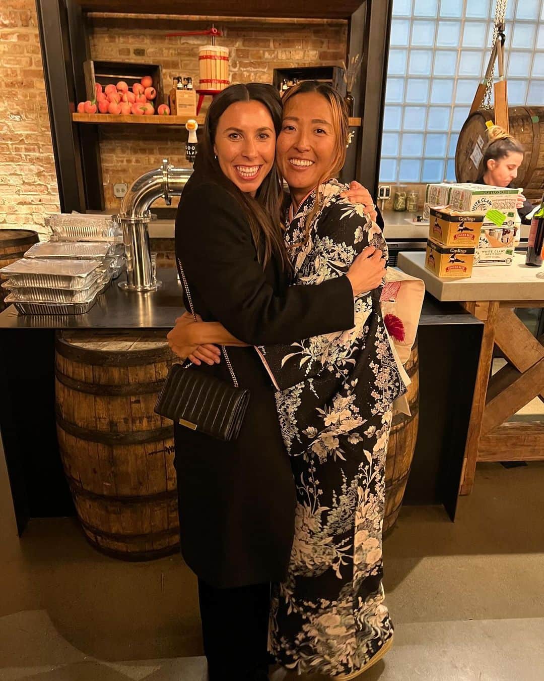 大儀見優季さんのインスタグラム写真 - (大儀見優季Instagram)「My favorite people on my soccer side❤️ You guys are the best!  My time in Chicago started with this group of people but I never thought they would be my favorite people because I am such awkward, weird and shy person and not making friends usually 😂 But here we are!   Also, Big Thanks to @alyssanaeher for bringing me to Chi-town and getting me to married with Chicago boy 😂 (Forgive me that I forgot to mention you brought me to Chicago in the speech 🫨)  P.S @agilli16 was right on time!!!!!! Hahahahahahaha  Love ya all! ❤️❤️」12月13日 8時01分 - yuki_nagasato