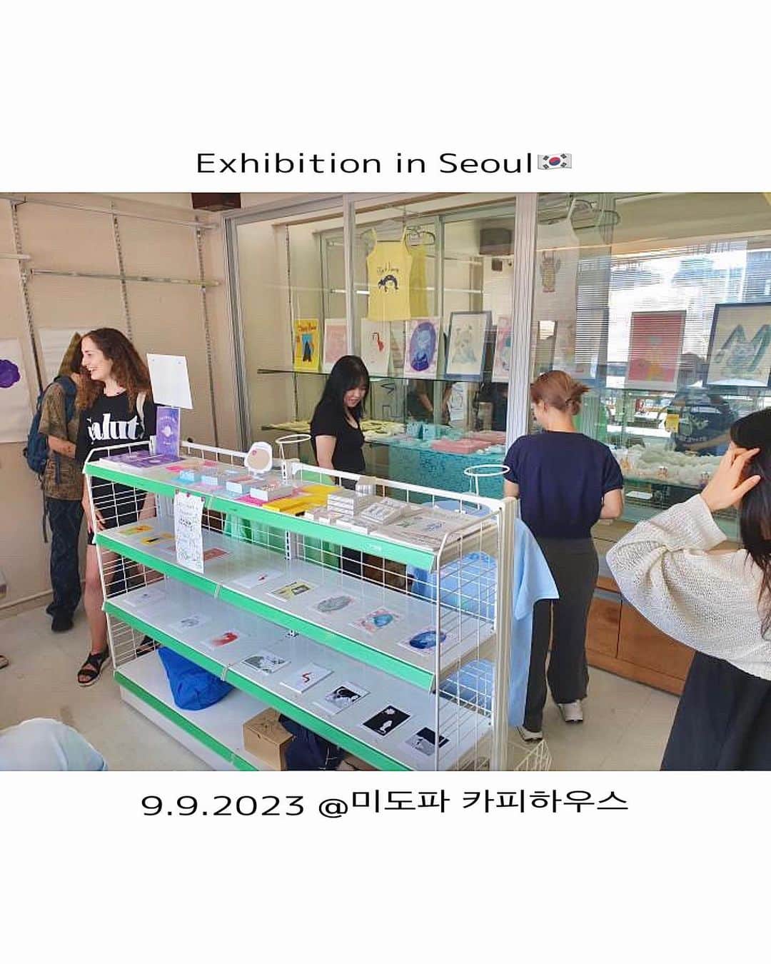 木越明さんのインスタグラム写真 - (木越明Instagram)「今年9月にやった韓国・ソウルでの作品展🇰🇷  初めての海外での展示、最高の気分でした！！ 全てがどうなるかわからなかったから何が起きても最高だったし、実際びっくりな盛況で本当に嬉しかった！ 韓国に友達が居たわけでもなく、全く韓国語も喋れないのだけど、皆すごく優しくてたくさん友達になってくれた🐈arigato…감사합니다…なので韓国語勉強してる  日本語でも説明上手くできない私の漫画を頑張って英語にしてみたり〜なんかすごく嬉しかった〜国際交流  海の向こうの韓国に、私の作った作品が今も居ると思うと、凄く凄く凄く凄く幸せな気持ち！！！！ (まさか韓国で買ってもらえると思ってなかった漫画までもが！向こうに居るなんて！)  そしてキンパ、めちゃくちゃ美味しかった…… (というか韓国は全てが美味しすぎてそれだけでも日本に帰りたくなくなった)  色んな国で展示やっていきたい➰ また絶対韓国でも！！ ……………………………………………  In September, I held an exhibition in Seoul, Korea.🇰🇷  It was very interesting and fun to exhibit overseas! I had no idea how everything was going to turn out, so it was great no matter what happened, and in fact I was really happy that so many people came and it worked out!  I didn't know anyone in Korea and I couldn't speak Korean, but many kind people came and became my friends, so now I'm learning Korean little by little:)  I tried my best to translate my manga, which I couldn't explain well even in Japanese, into English,,, was a great experience!!!  I feel very, very happy to think that my pieces are still in Korea, across the sea! Even my manga, which I never thought would be bought in Korea…!!  And the kimbap,,,,, it was sooo good…. (eeeeeverything in Korea was so delicious that I didn't want to go back to Japan just for that.)  I want to do exhibitions in various countries~! Definitely want to do it again in Korea!  ……………………………………………  9월에는 서울에서 전시회를 열었습니다.🇰🇷  해외에서 전시를 해보니 정말 신기하고 재미있었어요! 한국에 아는 사람도 없고 한국말도 못했는데 많은 분들이 오셔서 친구가 되어주셔서 지금은 한국어도 조금씩 배우고 있어요:)  일본어로도 잘 설명할 수 없는 제 만화를 영어로 번역하기 위해 최선을 다했는데,,,, 좋은 경험이었습니다!!!!  제 작품이 바다 건너 한국에 있다고 생각하니 정말 행복합니다! 한국에서 제 만화를 사주실 거라고는 생각도 못했는데...!!!  아아ㅏㅏㅏ,,,,, 김밥...!!!! 정말 한국의 모든 것이 너무 맛있어서 일본으로 돌아가기 힘들었다!  여러 나라에서 전시회를 하고 싶어요~~ 한국에서도 꼭 다시 하고 싶어요!!!!!  🙇‍♀️✨✨✨ @midopacoffeehouse @foe_kr @y00nkeekim @sariokura」12月13日 8時21分 - aki_kigoshi