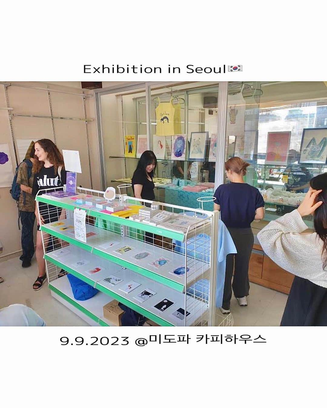 木越明のインスタグラム：「今年9月にやった韓国・ソウルでの作品展🇰🇷  初めての海外での展示、最高の気分でした！！ 全てがどうなるかわからなかったから何が起きても最高だったし、実際びっくりな盛況で本当に嬉しかった！ 韓国に友達が居たわけでもなく、全く韓国語も喋れないのだけど、皆すごく優しくてたくさん友達になってくれた🐈arigato…감사합니다…なので韓国語勉強してる  日本語でも説明上手くできない私の漫画を頑張って英語にしてみたり〜なんかすごく嬉しかった〜国際交流  海の向こうの韓国に、私の作った作品が今も居ると思うと、凄く凄く凄く凄く幸せな気持ち！！！！ (まさか韓国で買ってもらえると思ってなかった漫画までもが！向こうに居るなんて！)  そしてキンパ、めちゃくちゃ美味しかった…… (というか韓国は全てが美味しすぎてそれだけでも日本に帰りたくなくなった)  色んな国で展示やっていきたい➰ また絶対韓国でも！！ ……………………………………………  In September, I held an exhibition in Seoul, Korea.🇰🇷  It was very interesting and fun to exhibit overseas! I had no idea how everything was going to turn out, so it was great no matter what happened, and in fact I was really happy that so many people came and it worked out!  I didn't know anyone in Korea and I couldn't speak Korean, but many kind people came and became my friends, so now I'm learning Korean little by little:)  I tried my best to translate my manga, which I couldn't explain well even in Japanese, into English,,, was a great experience!!!  I feel very, very happy to think that my pieces are still in Korea, across the sea! Even my manga, which I never thought would be bought in Korea…!!  And the kimbap,,,,, it was sooo good…. (eeeeeverything in Korea was so delicious that I didn't want to go back to Japan just for that.)  I want to do exhibitions in various countries~! Definitely want to do it again in Korea!  ……………………………………………  9월에는 서울에서 전시회를 열었습니다.🇰🇷  해외에서 전시를 해보니 정말 신기하고 재미있었어요! 한국에 아는 사람도 없고 한국말도 못했는데 많은 분들이 오셔서 친구가 되어주셔서 지금은 한국어도 조금씩 배우고 있어요:)  일본어로도 잘 설명할 수 없는 제 만화를 영어로 번역하기 위해 최선을 다했는데,,,, 좋은 경험이었습니다!!!!  제 작품이 바다 건너 한국에 있다고 생각하니 정말 행복합니다! 한국에서 제 만화를 사주실 거라고는 생각도 못했는데...!!!  아아ㅏㅏㅏ,,,,, 김밥...!!!! 정말 한국의 모든 것이 너무 맛있어서 일본으로 돌아가기 힘들었다!  여러 나라에서 전시회를 하고 싶어요~~ 한국에서도 꼭 다시 하고 싶어요!!!!!  🙇‍♀️✨✨✨ @midopacoffeehouse @foe_kr @y00nkeekim @sariokura」