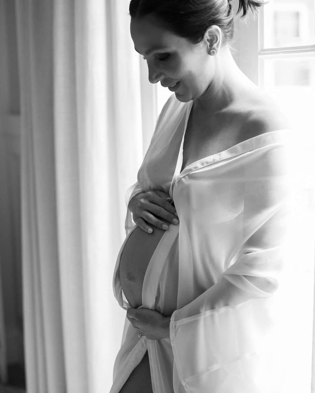 Lalá Noletoのインスタグラム：「Esperando mais um ursinho ! @fernandabozzafotografia registrando pela terceira vez essas barrigas! Obrigada, Fe! 🤍 Eduardo 32 semanas ✨ #pregnancy #32weekspregnant」