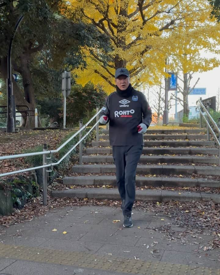 金石昭人のインスタグラム：「カネやん散歩🚶  おはよー☀️ 雨上がりは空気澄んで気持ちええよ😄👋 元気元気元気😄✌️  どや  #カネやん散歩 #雨上がり #空気が澄んで #日差しが暖かい  #気持ちいい朝  #元気いっぱい #どや」