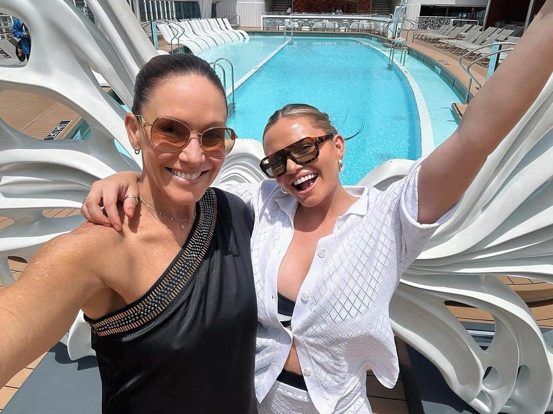 アリ・シンプソンのインスタグラム：「SYDNEY 🛳️ NEW ZEALAND | @celebritycruises_aunz we are having the time of our lives 🤍 @angiemsimpson #HappyHolidays x」