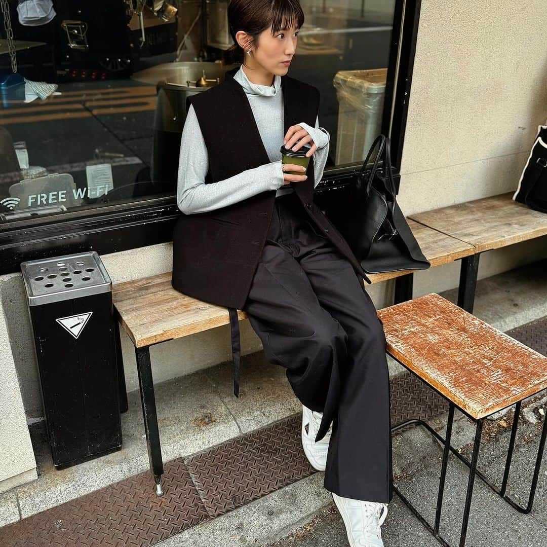 美生さんのインスタグラム写真 - (美生Instagram)「ポカポカした先週末コーデ♡ ⁡ ⁡ vest @machatt_  inner @pufe_official  pants @gypsohila.jpn  shoes @prada  bag @therow  accessory @__at.jp  ⁡ ⁡ 中に着てるラメタートルは 明日発売するpufeのもの♡ ⁡ 今日から3日間 @donobanweb のお祭りです♡ このインナーのタートルも対象なんだとか♡ ぜひお見逃しなく📺 ⁡ ⁡」12月13日 8時50分 - miolly___