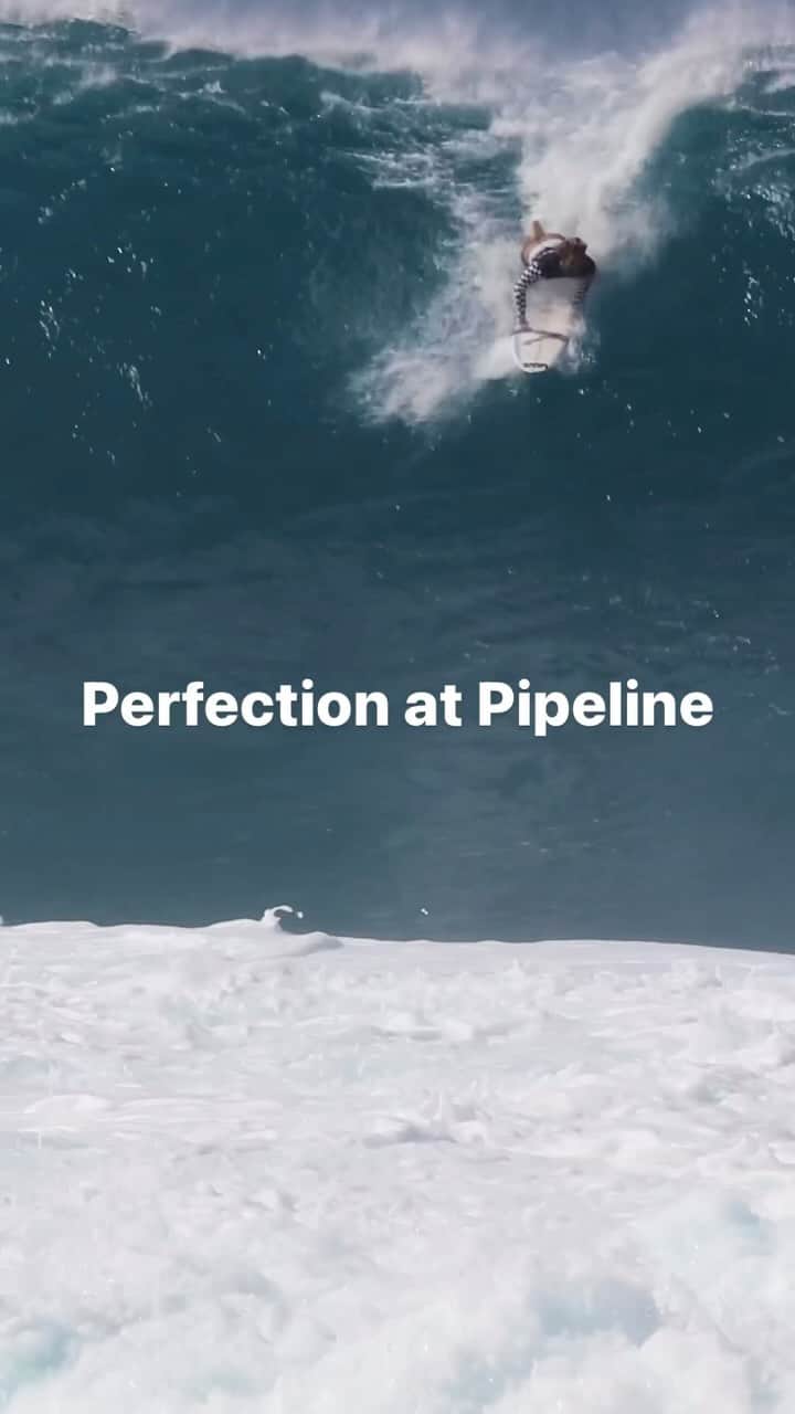 surflineのインスタグラム：「“Maybe the wave of my life.”- @harrybryant   The first perfect score of the #vanspipemasters . Watch pumping Pipe now at the link in bio.  @vanssurf @vanssurfevents  🎥 @nickliotta」
