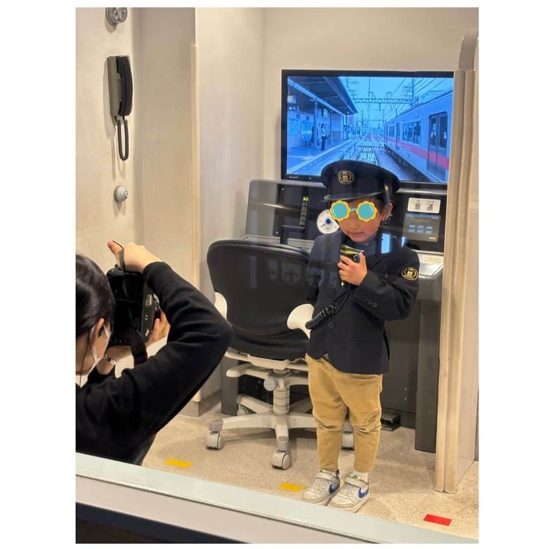 去来川奈央さんのインスタグラム写真 - (去来川奈央Instagram)「. 子供がお仕事体験できる #キッザニア甲子園 初めて行ってきました✌️  #おはパソ  にゲストでお越しいただきました懸賞の達人・長場典子さんの本📕を 購入させていただきまして🤭 紹介されていたキッザニアの懸賞で 見事！当選したのです🙌  さてさて！ ⚫︎まずはピザ🍕屋さん ピザ生地から作ってトッピングのせ🍅  ⚫︎パイロット🧑‍✈️になって 飛行機の操縦もしました✈️  ⚫︎FM802のDJにも挑戦💿🎤 番組は生放送で キッザニアの街に放送されます🎵  ⚫︎夢中になっていたのが 阪神電車の車掌さん🚃 モニターに、駅や線路の🛤️映像が映り 本当に、動いている電車で ドアの開閉やアナウンスをしている気分🎵「つぎは〜甲子園〜🎤」  ⚫︎森永乳業では 新製品開発を体験しました🥛🐄 チーズケーキにトッピングして オリジナルスイーツを作っていました🍨  お仕事の後は キッザニアの街でつかえるお金💰が もらえるのですが、 また次に来た時のために キッザニアの口座を開設して入金しておきました🤭🏦  さいごに、 街の中に見慣れた看板が… 松竹芸能の看板！！🤣 お笑い芸人の体験ができるそう🎤 私も、やってみたいな😛  #キッザニア #お仕事体験 #ピザーラ #森永乳業 #阪神電車 #fm802 #松竹芸能 #5歳 #5歳男の子 #関西おでかけ」12月13日 9時06分 - nao.isagawa