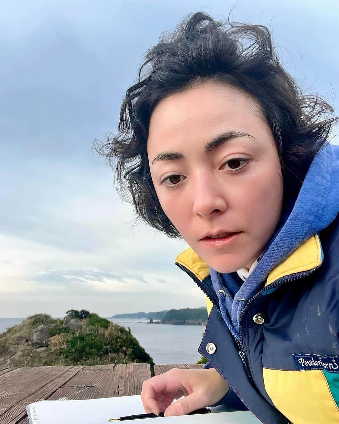 美波のインスタグラム：「Last time, I had a wonderful experience during my morning routine... I got up early, packed a picnic box and headed out for a hike. I had the pleasure of having breakfast at the top of the hill (it wasn't too high). Then I had the pleasure of starting to write my journal... It was an amazing experience to re-center myself at the top of the mountain. Then I jumped into the ocean and had a swim... it was frozen but it felt like all the molecules had woken up. what a beautiful start to the day 😍 The more we observe nature, the more we can refocus. The more you melt into nature, the more every little bullshit in life starts to turn into nothing at all. I think I really need to feel more nature on those days.  この前、朝の日課で素敵な体験をした。 早起きして、ピクニック用のご飯を作り、ハイキングに出かけた。丘の頂上で朝食をとり（それほど高くはない）、それから日記を書き始めた。山の頂上で自分を見つめ直すことって今まで中々なかったから本当にいい経験だった。 それから海に飛び込んで泳いで...凍ったけど、すべての分子が目覚めたような感じがした。美しい一日の始まりだった。 自然を観察すればするほど、自分の軸とコネクトできる。 自然の中に溶け込めば溶け込むほど、人生における些細な戯言が何でもなくなる。 もっと自然を感じたいと思う今日この頃です。」