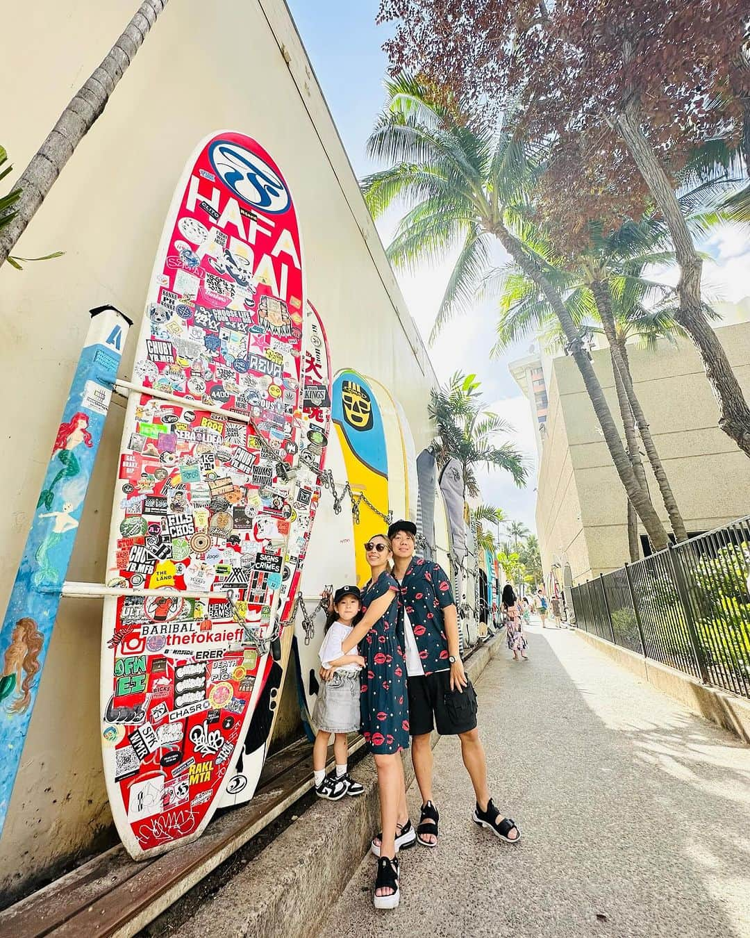 ?Yukihiro Ito?さんのインスタグラム写真 - (?Yukihiro Ito?Instagram)「🌴🌴🌴 ・ ・ 2023.12.2〜12.10 Hawaii trip✈️🌏✨ ・ ・ 結論Hawaii最高説🤙 もう旅中2万回は最高やーって叫んでた🤣笑 ・ 何が最高かって 物価高い意外全部最高やねん🙄笑 ・ ・ 気候も景色も人も空気感も雰囲気も しかも12月やからクリスマスも相まって より最高😆 ・ ・ そして皆さんが気になる物価はいかに⁉️やけど 分かりやすくいうと全部2〜3倍💸 ・ カフェラテ1000円 ランチ5000〜6000円 ディナー10000〜20000円 うまい棒120円🤣爆笑 うまい棒たっか‼️🤣笑 ・ ・ もう最後の方は 麻痺っててよく分からん状態で 日本に帰ってきて セブンイレブンでカフェラテ買って 300円やっす😳ってなりました(´･Д･)」笑 ・ ・ @sheryl.0320 が人生初Hawaiiだったって事で めっちゃ喜んでくれてたし えりみも分かってるのか分かってないか知らんけど Hawaiiええなぁ〜🙄とかゆーてたし 行けてよかった🌴😎🤙 ・ ・ まだまだいっぱい伝えたい事あるし 載せたい写真も山盛りあるけど とりあえずこんな感じで忘備録📝 ・ ・ もうほぼほぼ今のHawaiiは極めたので これから行く人、計画してる人 なんでも聞いて下さい✌️ ・ ・ mahalo🤙 ↑ハワイ帰りの人だいたい言いがち🙄 ・ ・ ・ ・ #Hawaii #ハワイ #ハワイ旅行 #aloha #mahalo #Waikiki #honolulu #家族旅行 #旅行 #trip」12月13日 9時11分 - yukky0729