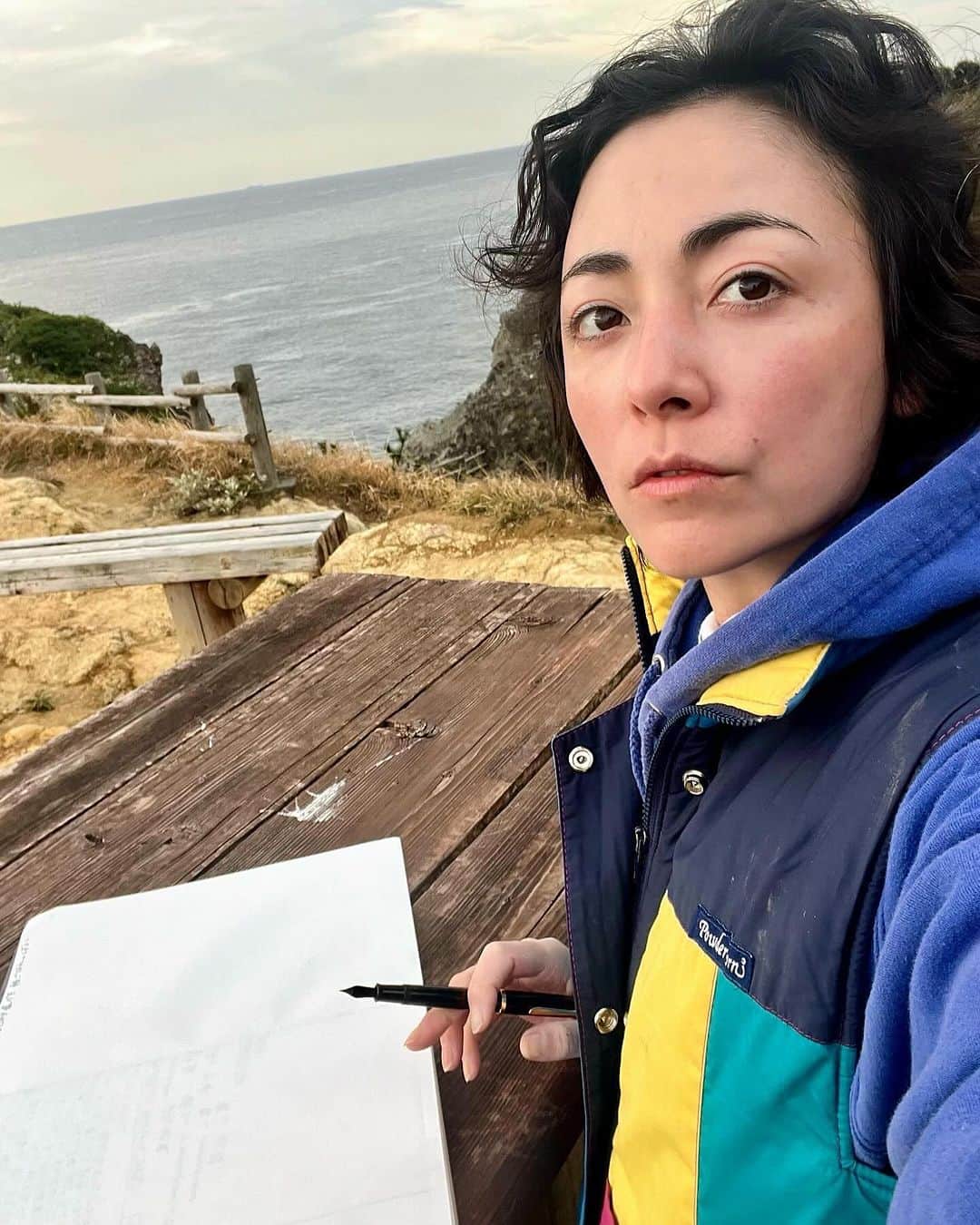 美波さんのインスタグラム写真 - (美波Instagram)「Last time, I had a wonderful experience during my morning routine... I got up early, packed a picnic box and headed out for a hike. I had the pleasure of having breakfast at the top of the hill (it wasn't too high). Then I had the pleasure of starting to write my journal... It was an amazing experience to re-center myself at the top of the mountain. Then I jumped into the ocean and had a swim... it was frozen but it felt like all the molecules had woken up. what a beautiful start to the day 😍 The more we observe nature, the more we can refocus. The more you melt into nature, the more every little bullshit in life starts to turn into nothing at all. I think I really need to feel more nature on those days.  この前、朝の日課で素敵な体験をした。 早起きして、ピクニック用のご飯を作り、ハイキングに出かけた。丘の頂上で朝食をとり（それほど高くはない）、それから日記を書き始めた。山の頂上で自分を見つめ直すことって今まで中々なかったから本当にいい経験だった。 それから海に飛び込んで泳いで...凍ったけど、すべての分子が目覚めたような感じがした。美しい一日の始まりだった。 自然を観察すればするほど、自分の軸とコネクトできる。 自然の中に溶け込めば溶け込むほど、人生における些細な戯言が何でもなくなる。 もっと自然を感じたいと思う今日この頃です。」12月13日 9時11分 - minamimanim