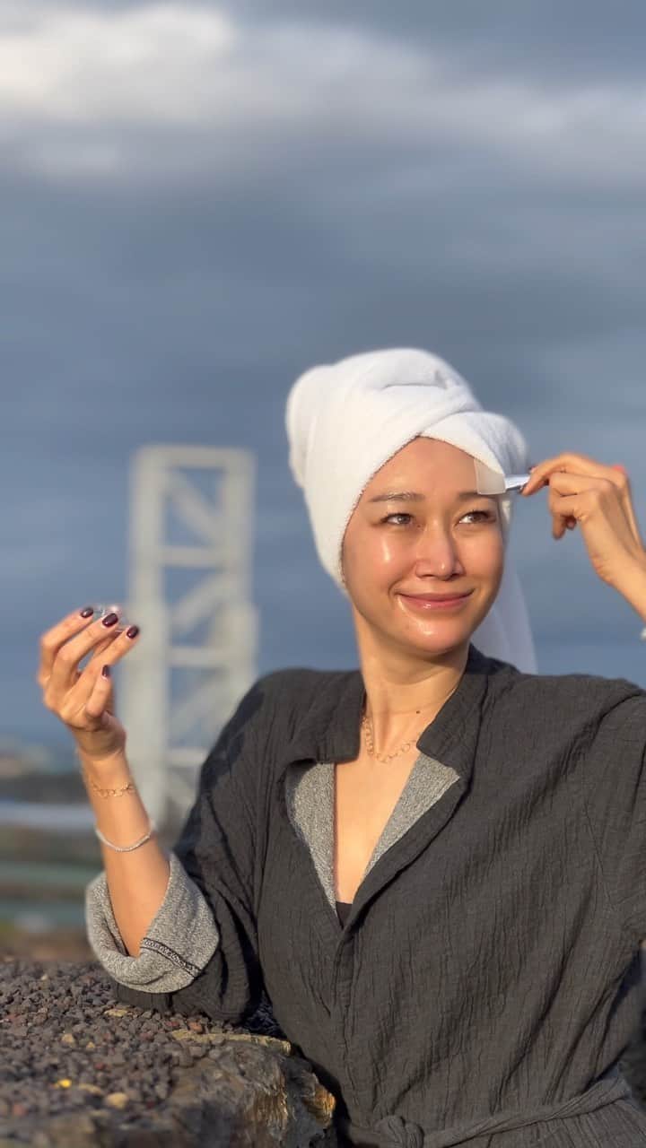 ピョン･ジョンスのインスタグラム：「제주는 완전한 봄날씨에요🌼 제 피부까지 봄이에요🧡   우리 인친님들이 맞이한 오늘 아침도 어떤 날씨와 상관없이 따뜻한 봄이길!  복잡한게 딱 질색인 저는 해외 여행도 좋아하지만 크게 준비하게 오지 않아도 누릴게 많은 제주를 참 좋아해요!  피부에 녹는 실리프팅 리브이셀실도 마찬가지로 쉬운 사용방법인데 누릴 피부혜택이 참 많아요🧡  ✔️1000가닥 실의 8시간 기적이라고도 하죠?  사용할 때 마다 신선하게 콜라겐 실을 녹여서  고민부위에 쓱! 닦아내지 않아도 되는 실 리프팅!!  • 얼굴 탄력이 부족하다 • 강력한 리프팅 효과를 원한다 • 시술은 비싸서 엄두가 안난다 • 간편한 데일리 관리가 필요하다 • 겁이 많아서 아픈 시술은 싫다  그렇다면 잃어버렸던 피부의 자신감을 쉽게 찾아드릴게요🫶🏻  ✅ 8시간의 기적 (사용 후 8시간 경과 효과) ✔️안면리프팅 개선에 도움 ✔️윤기 개선에 도움 ✔️밝기 개선에 도움 ✔️미세 주름결 개선에 도움 ✔️보습 개선에 도움 ✔️투명도 개선에 도움  ✅ 3중 탄력 개선 ✔️깊은 탄력 개선에 도움 ✔️탄성 복원력 개선에 도움 ✔️최대깊이 주름부위 탄력 개선에 도움  ✅즉각적 피부 보습 개선에 도움 ✅피부 저자극 테스트 완료  화사한 광채에 순백한 톤업 피부 그리고 동안같이 어려보아는 봄 같은 피부! 여러분 피부에 봄은 리브이셀실로 관리해드릴게요🫶🏻  📌리브이셀은 기다린분들 많죠? 내일 오전 9시 최대혜택과 함께 오픈합니다」