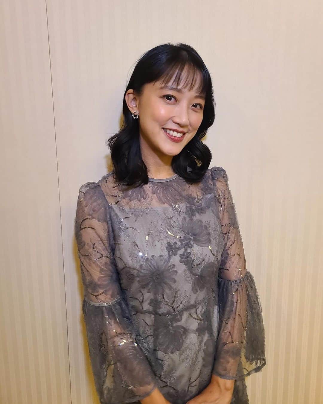 竹内由恵のインスタグラム：「とある企業イベントの司会にて。 衣装　@leja__official   今日もお仕事しに、子連れで東京にきています。いつも協力してくれてありがとう😭  #衣装 #竹内由恵」