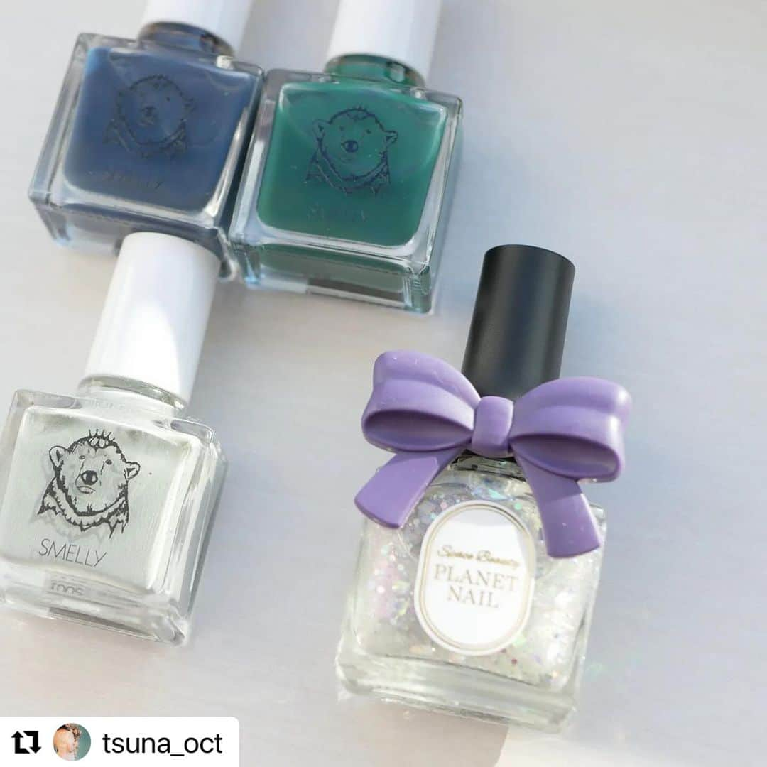 【PLANET NAIL（プラネット ネイル）】公式さんのインスタグラム写真 - (【PLANET NAIL（プラネット ネイル）】公式Instagram)「✰✰✰✰✰✰✰✰✰✰ PLANET Girl🪐 @tsuna_oct さま♡  待ってましたなつみちゃん🥺✨ タグ付けがうまくいかず見落としちゃって こんな最高にかわゆいデザインが 埋もれていたなんて😮‍💨🩷🩷  新色ミルキーウェイをつかった なつみちゃんと言えばブルー＆グリーンを かけ合わせたつやっつやな指先✨✨✨ ぜひぜひみなさままねっこしちゃってください🩷 ╍ ╍ ╍ ╍ ╍ ╍ ╍ ╍ ╍ ╍ ╍ ╍ ╍ ╍ ╍ ╍  ・・・ 💅🏻💅🏻⁡ ⁡.⁡ ⁡⁡ ⁡ #プラネットネイル 新色✨✨⁡ ⁡本日ロフト先行発売開始💭⁡ .⁡ ⁡⁡ ⁡2色発売された中から、 #ミルキーウェイの羅針盤 を使ったデザインです🫧⁡ ⁡繊細なピンクパールと、大小・六角と四角のシルバーラメ、オーロラクラッシュホロが入ったTheプラネットネイルなカラー！！💓⁡ ⁡.⁡ ⁡パープルやピンクと合わせても可愛いですが、今回はブルー×グリーンと合わせてみました💙💚⁡ ⁡.⁡ ⁡⁡ ⁡キラッキラ可愛いカラーなので、シアーカラーとは相性抜群！⁡ ⁡じゅわっと溶け合い、キラキラのアクセントをつけてくれます🥹👏🏻👏🏻⁡ ⁡.⁡ ⁡⁡ ⁡使用品は、⁡ ⁡・@planet.jp ⁡ ⁡ #planetnail ミルキーウェイの羅針盤⁡ ⁡・@smelly.jp ⁡ ⁡ #スメリーネイル シアーペッパー シアーグラス スナメリ⁡ ⁡です🙌🏻🙌🏻⁡ ⁡.⁡ ⁡⁡ ⁡ほぼグレーに近いシアーブルーと、鮮やかめグリーン、どうかな...？って思ったけど相性抜群でした🥺🫧⁡ ⁡.⁡ ⁡⁡ ⁡⁡今回のデザイン、個人的にはめっちゃお気に入りなんやけど、好き嫌いめっちゃ分かれそう🫠🫠⁡ ⁡プラネットネイルならではの四角ホロに免じて好きって思って貰えたら嬉しいな〜(笑)🫣💓⁡ ⁡.⁡ ⁡ ⁡ ⁡ #tsuna_planetnail  #プラネットガール2023 ⁡ #ラメネイル部 ⁡.⁡ ⁡⁡ ⁡ #tsuna_bluenail  #tsuna_naildesign  #きらきらネイル  #キラキラネイル  #ニュアンスネイル  #もやもやネイル  #簡単ネイル  #シアーカラーネイル  #プチプラネイル  #セルフネイル  #ポリッシュネイル  #ポリッシュ派  #スメリーネイル部  #スメリー  #smelly  #ネイル新作  #新作コスメ  #ブルーネイル  #Selfnail  #冬ネイル2024  #polishnails  #winternails」12月13日 9時25分 - planet.jp