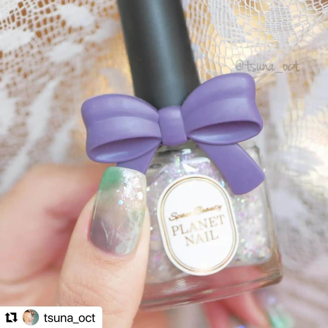 【PLANET NAIL（プラネット ネイル）】公式さんのインスタグラム写真 - (【PLANET NAIL（プラネット ネイル）】公式Instagram)「✰✰✰✰✰✰✰✰✰✰ PLANET Girl🪐 @tsuna_oct さま♡  待ってましたなつみちゃん🥺✨ タグ付けがうまくいかず見落としちゃって こんな最高にかわゆいデザインが 埋もれていたなんて😮‍💨🩷🩷  新色ミルキーウェイをつかった なつみちゃんと言えばブルー＆グリーンを かけ合わせたつやっつやな指先✨✨✨ ぜひぜひみなさままねっこしちゃってください🩷 ╍ ╍ ╍ ╍ ╍ ╍ ╍ ╍ ╍ ╍ ╍ ╍ ╍ ╍ ╍ ╍  ・・・ 💅🏻💅🏻⁡ ⁡.⁡ ⁡⁡ ⁡ #プラネットネイル 新色✨✨⁡ ⁡本日ロフト先行発売開始💭⁡ .⁡ ⁡⁡ ⁡2色発売された中から、 #ミルキーウェイの羅針盤 を使ったデザインです🫧⁡ ⁡繊細なピンクパールと、大小・六角と四角のシルバーラメ、オーロラクラッシュホロが入ったTheプラネットネイルなカラー！！💓⁡ ⁡.⁡ ⁡パープルやピンクと合わせても可愛いですが、今回はブルー×グリーンと合わせてみました💙💚⁡ ⁡.⁡ ⁡⁡ ⁡キラッキラ可愛いカラーなので、シアーカラーとは相性抜群！⁡ ⁡じゅわっと溶け合い、キラキラのアクセントをつけてくれます🥹👏🏻👏🏻⁡ ⁡.⁡ ⁡⁡ ⁡使用品は、⁡ ⁡・@planet.jp ⁡ ⁡ #planetnail ミルキーウェイの羅針盤⁡ ⁡・@smelly.jp ⁡ ⁡ #スメリーネイル シアーペッパー シアーグラス スナメリ⁡ ⁡です🙌🏻🙌🏻⁡ ⁡.⁡ ⁡⁡ ⁡ほぼグレーに近いシアーブルーと、鮮やかめグリーン、どうかな...？って思ったけど相性抜群でした🥺🫧⁡ ⁡.⁡ ⁡⁡ ⁡⁡今回のデザイン、個人的にはめっちゃお気に入りなんやけど、好き嫌いめっちゃ分かれそう🫠🫠⁡ ⁡プラネットネイルならではの四角ホロに免じて好きって思って貰えたら嬉しいな〜(笑)🫣💓⁡ ⁡.⁡ ⁡ ⁡ ⁡ #tsuna_planetnail  #プラネットガール2023 ⁡ #ラメネイル部 ⁡.⁡ ⁡⁡ ⁡ #tsuna_bluenail  #tsuna_naildesign  #きらきらネイル  #キラキラネイル  #ニュアンスネイル  #もやもやネイル  #簡単ネイル  #シアーカラーネイル  #プチプラネイル  #セルフネイル  #ポリッシュネイル  #ポリッシュ派  #スメリーネイル部  #スメリー  #smelly  #ネイル新作  #新作コスメ  #ブルーネイル  #Selfnail  #冬ネイル2024  #polishnails  #winternails」12月13日 9時25分 - planet.jp