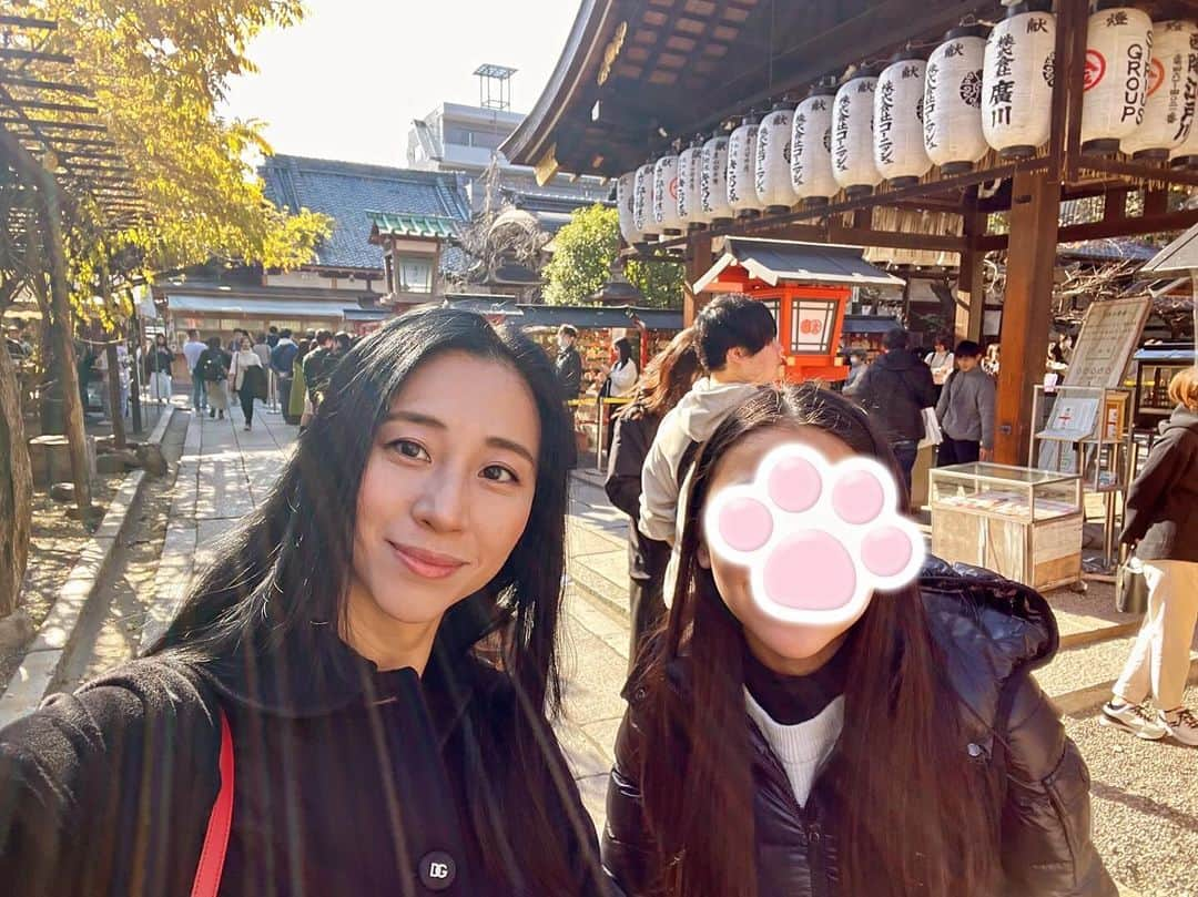 三浦瑠麗のインスタグラム：「京都にて。 娘はいま御朱印集めにはまっていて、散歩しながら御朱印をいただくのが嬉しいみたい。この前は東寺で。今回は、金毘羅さんと圓徳院さん。 猫の御朱印帳をいただいてから、はまっているのも彼女らしい。 イノダコーヒーは後継者がいなくて人手にわたったけれども、しっかりと受け継がれて残っているのが素晴らしい。 ふだん甘いものを食べないわたしも、ケーキをいただいてしまいました。プリンも昔ながらのきちんとしたお味。 年明けにまたきます。」