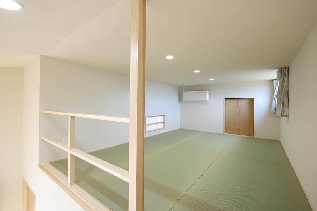 安成工務店さんのインスタグラム写真 - (安成工務店Instagram)「ロフトへ続く階段下を収納に。棚を造作することで空間を余すことなく有効活用できます。  more photos…@yasunari_komuten  ...............  💡暮らしの中の“ちょっといいな”を集めました @yasunari_life  💡安成工務店がご提案する家具ショップ @ecoshop_com  ..............  #安成工務店 #yasunari #工務店 #注文住宅 #住宅 #木の家 #木造 #一戸建て #新築 #マイホーム #省エネ住宅 #エネルギー自給 #自然素材 #OMソーラー #家 #無垢材 #山口県 #福岡県 #季節を楽しむ #津江杉 #珪藻土 #輪掛乾燥材 #家造り #和モダン #家づくり記録 #造作収納 #ロフトのある家」12月13日 9時36分 - yasunari_komuten