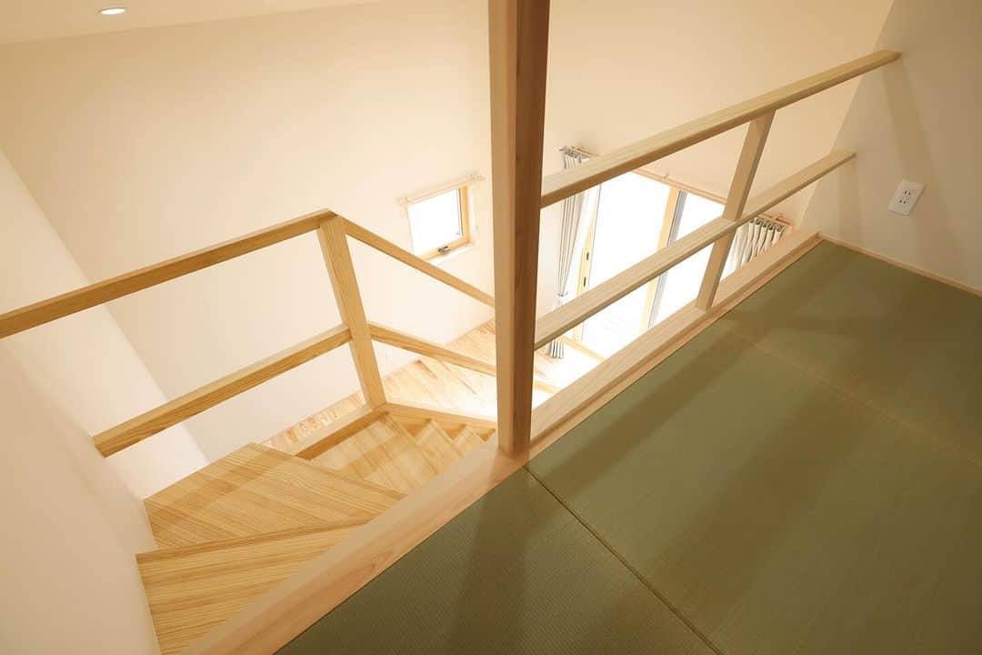 安成工務店さんのインスタグラム写真 - (安成工務店Instagram)「ロフトへ続く階段下を収納に。棚を造作することで空間を余すことなく有効活用できます。  more photos…@yasunari_komuten  ...............  💡暮らしの中の“ちょっといいな”を集めました @yasunari_life  💡安成工務店がご提案する家具ショップ @ecoshop_com  ..............  #安成工務店 #yasunari #工務店 #注文住宅 #住宅 #木の家 #木造 #一戸建て #新築 #マイホーム #省エネ住宅 #エネルギー自給 #自然素材 #OMソーラー #家 #無垢材 #山口県 #福岡県 #季節を楽しむ #津江杉 #珪藻土 #輪掛乾燥材 #家造り #和モダン #家づくり記録 #造作収納 #ロフトのある家」12月13日 9時36分 - yasunari_komuten