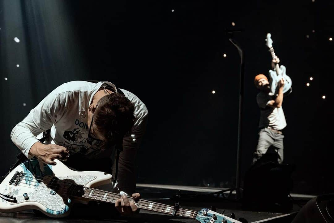 トム・デロングのインスタグラム：「@markhoppus praying on stage @blink182」