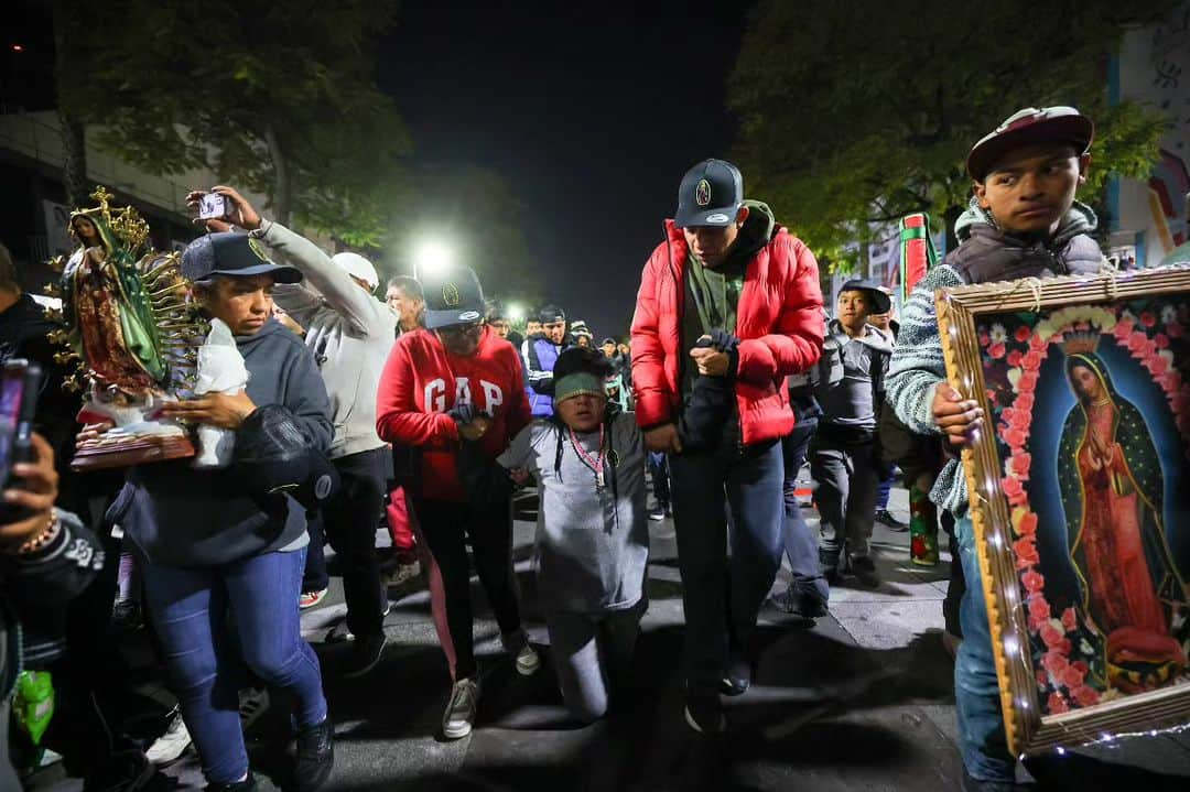 Primer Impactoさんのインスタグラム写真 - (Primer ImpactoInstagram)「🙏🏻 Como cada 12 de diciembre, millones de personas llegan a la Basílica de Guadalupe en la Ciudad de México 🇲🇽 para celebrar el Día de la Virgen de Guadalupe.  Sin importar el cansancio o las bajas temperaturas, los fieles llegan a este recinto para mostrar su fervor, cantarle 'Las Mañanitas' y agradecer por los milagros concedidos.  📸 Getty Images  #virgendeguadalupe #12dediciembre #virgenmorena #fé #México #primerimpacto」12月13日 9時46分 - primerimpacto