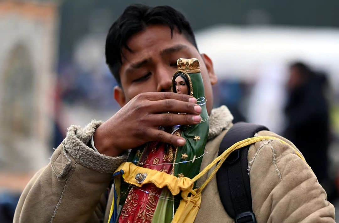 Primer Impactoのインスタグラム：「🙏🏻 Como cada 12 de diciembre, millones de personas llegan a la Basílica de Guadalupe en la Ciudad de México 🇲🇽 para celebrar el Día de la Virgen de Guadalupe.  Sin importar el cansancio o las bajas temperaturas, los fieles llegan a este recinto para mostrar su fervor, cantarle 'Las Mañanitas' y agradecer por los milagros concedidos.  📸 Getty Images  #virgendeguadalupe #12dediciembre #virgenmorena #fé #México #primerimpacto」