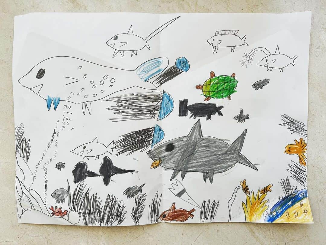 萩野志保子のインスタグラム：「息子が持ち帰ってきた、学校で描いた絵。「まだ途中なんだよ〜」と。  捕食が描かれているのが、らしいなあ。 海底にヒラメがいるのも。  そしてあんなに釣りしているのに、 お魚の口の位置が全然違うのもツボ😂 #親バカ部  #どこ見てんのよw #なんだかジワる #お魚たち  #ハンマーヘッドシャーク #いた #9歳 #息子 #小3 #期末テスト で #お弁当 なし👍」