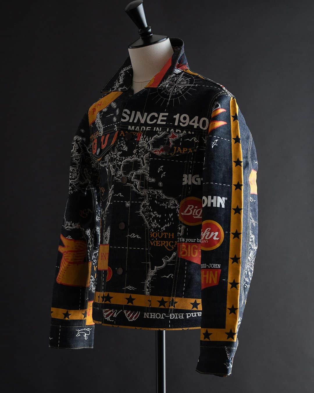 BIG JOHNさんのインスタグラム写真 - (BIG JOHNInstagram)「【50years anniversary Banner Denim】 2023年は純国産ジーンズ誕生から50周年を迎える年です。  1973年、日本のジーンズ史に新たなページを刻んだ、初の純国産ジーンズ。その誕生から半世紀を経て、私たちはその時、国産デニムを生み出したクラボウのセルビッチデニムを採用し、特別なジーンズを制作しました。 50年の節目にBIG JOHNのオールドロゴ、現行ロゴと世界地図を掛け合わせた柄を特別に制作、大胆に総柄でプリントしました。  また、購入者限定ノベルティとして、同じ生地を採用したクラッチバッグをご用意しました。 ※申し訳ございませんが、柄はお選びいただけません。  2023年12月16日（土） ビッグジョン直営三店舗、公式オンラインショップで販売開始です。 ※公式オンラインショップでは、午前10時より販売です。  ⚫︎M1002SP(050) Authentic Straight  110,000円（税込）  ⚫︎M6001SP(050) Trucker Jacket  132,000円（税込）  matsu  @bigjohnjeans  @bigjohnshop  @bigjohntokyo  @bigjohnosaka  #bigjohn #bigjohnjeans #ビッグジョン #okayama #kurashiki #kojima #ジーンズ #デニム #denim #fashion #ootd #jeans #love #madeinjapan  #japan  #model #banner #アメカジ  #伝統 #革新#国産 #セルビッチデニム #50周年 #anniversary」12月13日 9時57分 - bigjohnjeans