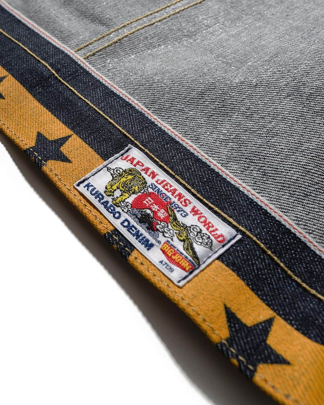 BIG JOHNさんのインスタグラム写真 - (BIG JOHNInstagram)「【50years anniversary Banner Denim】 2023年は純国産ジーンズ誕生から50周年を迎える年です。  1973年、日本のジーンズ史に新たなページを刻んだ、初の純国産ジーンズ。その誕生から半世紀を経て、私たちはその時、国産デニムを生み出したクラボウのセルビッチデニムを採用し、特別なジーンズを制作しました。 50年の節目にBIG JOHNのオールドロゴ、現行ロゴと世界地図を掛け合わせた柄を特別に制作、大胆に総柄でプリントしました。  また、購入者限定ノベルティとして、同じ生地を採用したクラッチバッグをご用意しました。 ※申し訳ございませんが、柄はお選びいただけません。  2023年12月16日（土） ビッグジョン直営三店舗、公式オンラインショップで販売開始です。 ※公式オンラインショップでは、午前10時より販売です。  ⚫︎M1002SP(050) Authentic Straight  110,000円（税込）  ⚫︎M6001SP(050) Trucker Jacket  132,000円（税込）  matsu  @bigjohnjeans  @bigjohnshop  @bigjohntokyo  @bigjohnosaka  #bigjohn #bigjohnjeans #ビッグジョン #okayama #kurashiki #kojima #ジーンズ #デニム #denim #fashion #ootd #jeans #love #madeinjapan  #japan  #model #banner #アメカジ  #伝統 #革新#国産 #セルビッチデニム #50周年 #anniversary」12月13日 9時57分 - bigjohnjeans