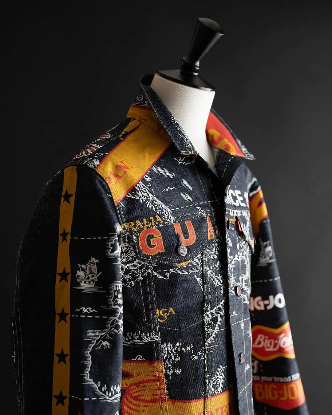 BIG JOHNさんのインスタグラム写真 - (BIG JOHNInstagram)「【50years anniversary Banner Denim】 2023年は純国産ジーンズ誕生から50周年を迎える年です。  1973年、日本のジーンズ史に新たなページを刻んだ、初の純国産ジーンズ。その誕生から半世紀を経て、私たちはその時、国産デニムを生み出したクラボウのセルビッチデニムを採用し、特別なジーンズを制作しました。 50年の節目にBIG JOHNのオールドロゴ、現行ロゴと世界地図を掛け合わせた柄を特別に制作、大胆に総柄でプリントしました。  また、購入者限定ノベルティとして、同じ生地を採用したクラッチバッグをご用意しました。 ※申し訳ございませんが、柄はお選びいただけません。  2023年12月16日（土） ビッグジョン直営三店舗、公式オンラインショップで販売開始です。 ※公式オンラインショップでは、午前10時より販売です。  ⚫︎M1002SP(050) Authentic Straight  110,000円（税込）  ⚫︎M6001SP(050) Trucker Jacket  132,000円（税込）  matsu  @bigjohnjeans  @bigjohnshop  @bigjohntokyo  @bigjohnosaka  #bigjohn #bigjohnjeans #ビッグジョン #okayama #kurashiki #kojima #ジーンズ #デニム #denim #fashion #ootd #jeans #love #madeinjapan  #japan  #model #banner #アメカジ  #伝統 #革新#国産 #セルビッチデニム #50周年 #anniversary」12月13日 9時57分 - bigjohnjeans