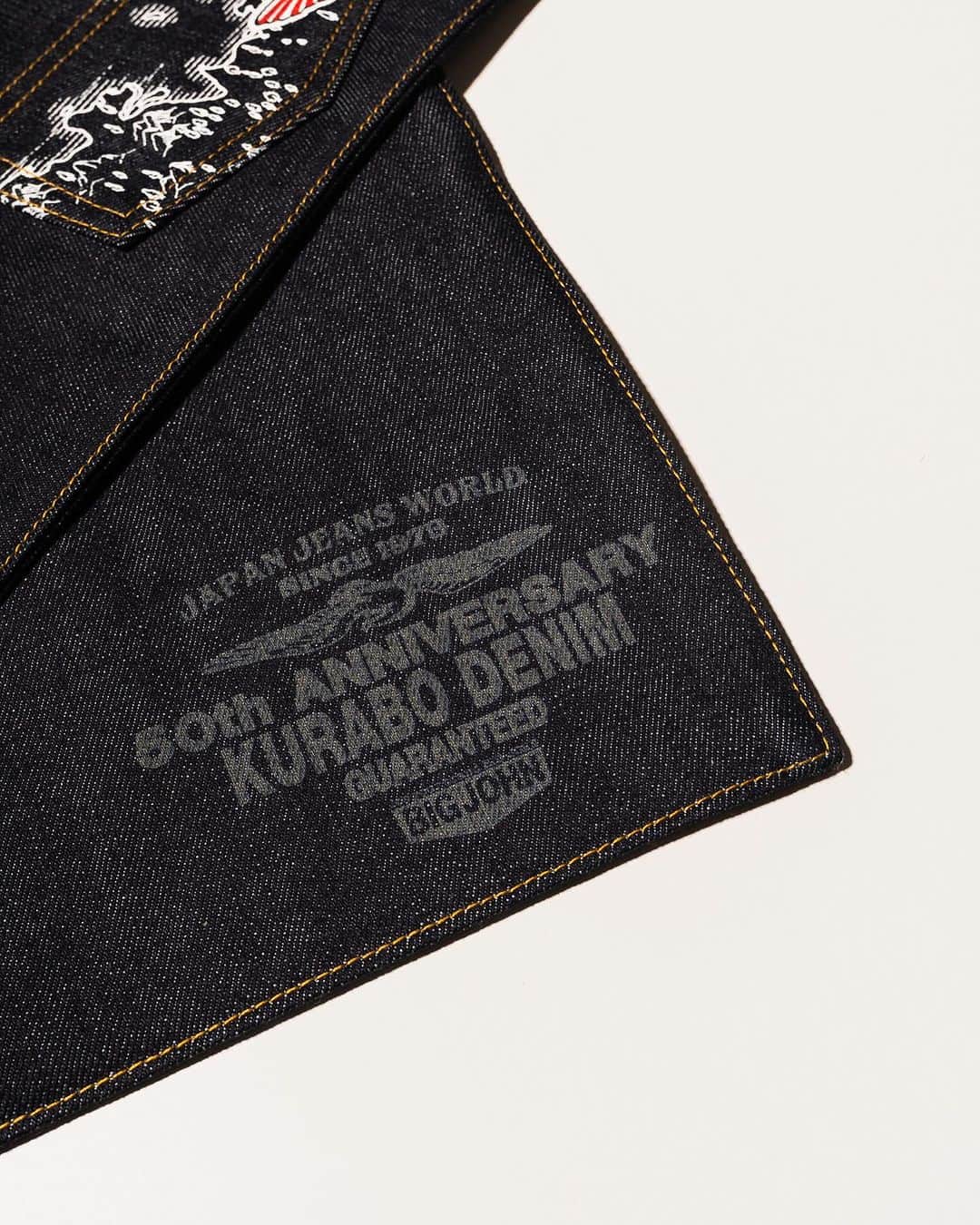 BIG JOHNさんのインスタグラム写真 - (BIG JOHNInstagram)「【50years anniversary Banner Denim】 2023年は純国産ジーンズ誕生から50周年を迎える年です。  1973年、日本のジーンズ史に新たなページを刻んだ、初の純国産ジーンズ。その誕生から半世紀を経て、私たちはその時、国産デニムを生み出したクラボウのセルビッチデニムを採用し、特別なジーンズを制作しました。 50年の節目にBIG JOHNのオールドロゴ、現行ロゴと世界地図を掛け合わせた柄を特別に制作、大胆に総柄でプリントしました。  また、購入者限定ノベルティとして、同じ生地を採用したクラッチバッグをご用意しました。 ※申し訳ございませんが、柄はお選びいただけません。  2023年12月16日（土） ビッグジョン直営三店舗、公式オンラインショップで販売開始です。 ※公式オンラインショップでは、午前10時より販売です。  ⚫︎M1002SP(050) Authentic Straight  110,000円（税込）  ⚫︎M6001SP(050) Trucker Jacket  132,000円（税込）  matsu  @bigjohnjeans  @bigjohnshop  @bigjohntokyo  @bigjohnosaka  #bigjohn #bigjohnjeans #ビッグジョン #okayama #kurashiki #kojima #ジーンズ #デニム #denim #fashion #ootd #jeans #love #madeinjapan  #japan  #model #banner #アメカジ  #伝統 #革新#国産 #セルビッチデニム #50周年 #anniversary」12月13日 9時57分 - bigjohnjeans