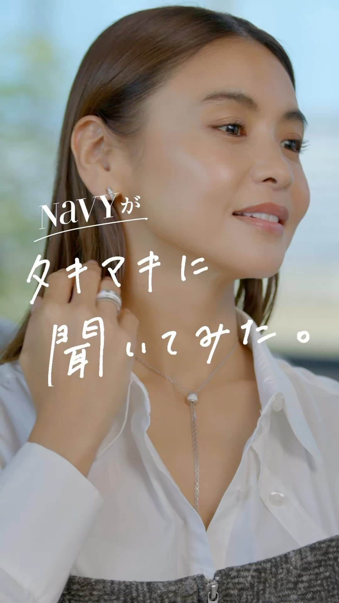 滝沢眞規子のインスタグラム：「発売中の「VERY」1月号のNaVY別冊❤️ GIFT特集はホリデーシーズンのギフト選びにぜひ参考にしてみてください✨ 全編の動画は　@verynavy_official  にて公開中です❤️  #ティファニー #ラルフローレンホーム #ブシュロン #ジミーチュウ #アントワーヌプレジウソ #VERYNaVY #VERYNaVYWEB #PR」