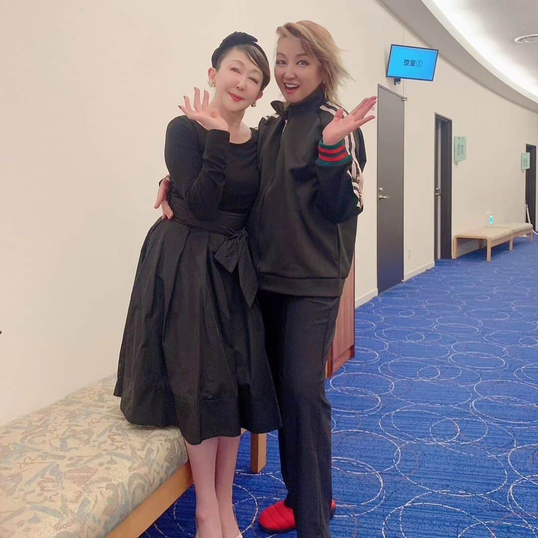 愛華みれさんのインスタグラム写真 - (愛華みれInstagram)「ジャーン❗な、なんと😃🎵鹿児島まで～❣️  愛だわ✨  #山口いづみ　さん来てくださいましたぁ～🎶  うふふ🎵  ハグいっぱいです♥️  そしてそして、  豪華  #ボディクリームも❣️ 保湿抜群  潤います  ありがとう😆💕✨  前日入りしてお昼を見てくださった、  #秋本柰緒美　さんも🎵 ロビーでばったり❣️  #柿の種　モリモリ❗  見よ♥️この喜び～🎶😆🍀  嬉しい🎵😍🎵」12月13日 10時04分 - mireaika