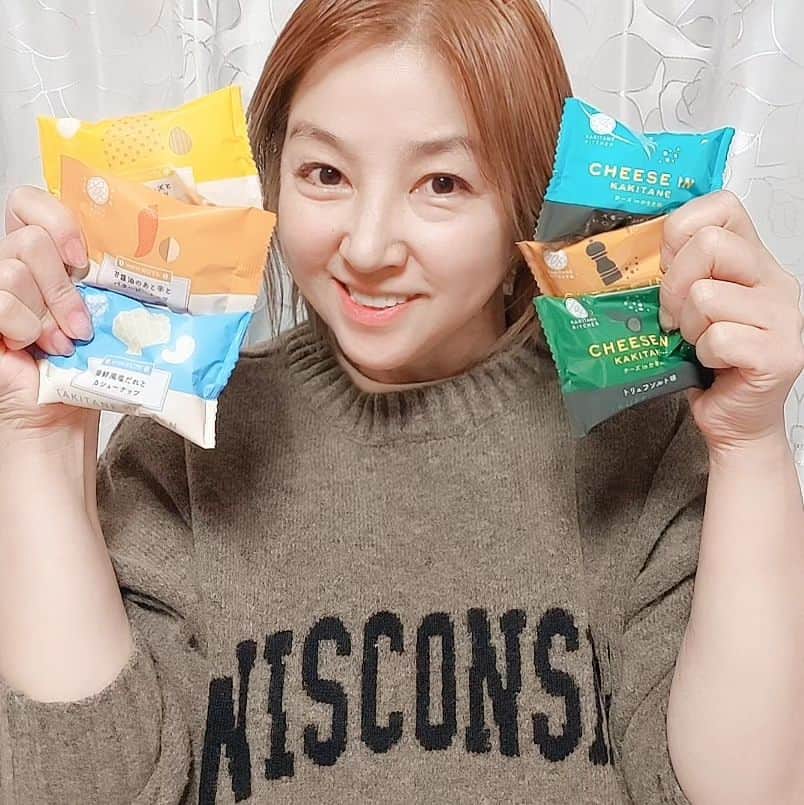愛華みれさんのインスタグラム写真 - (愛華みれInstagram)「ジャーン❗な、なんと😃🎵鹿児島まで～❣️  愛だわ✨  #山口いづみ　さん来てくださいましたぁ～🎶  うふふ🎵  ハグいっぱいです♥️  そしてそして、  豪華  #ボディクリームも❣️ 保湿抜群  潤います  ありがとう😆💕✨  前日入りしてお昼を見てくださった、  #秋本柰緒美　さんも🎵 ロビーでばったり❣️  #柿の種　モリモリ❗  見よ♥️この喜び～🎶😆🍀  嬉しい🎵😍🎵」12月13日 10時04分 - mireaika