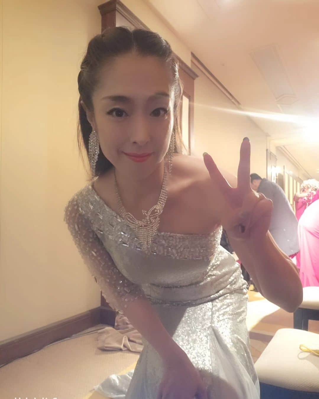 芽夢ちさとさんのインスタグラム写真 - (芽夢ちさとInstagram)「昨日は、とっても素敵な時間を過ごさせて頂きましたぁ～😆💕✨🎤🎶  企業様のパーティーに昨年に引き続き呼んで頂きまして❤️本当に感謝の気持ちで一杯です😊💕今年は、130名位の方が参加されていらっしゃいました❤️ そして！！！！！来年もと言うことで😍 更に更に嬉しく思います～🎵😍🎵  本当に人に恵まれているなと感じる日々で😆🎶  これからも、✨努力と感謝✨を忘れずに、全てにおいて精一杯やっていこうと思います☘️  #パーティー #ゲストライブ🎤 #ホテル #太田プロダクション #奈良市観光大使 #芽夢ちさと」12月13日 10時23分 - memuchisato