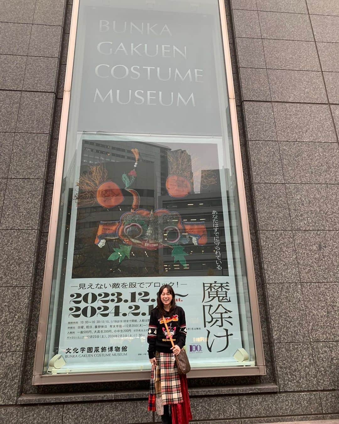 佐伯日菜子のインスタグラム：「魔除け展行ってきた。 これからは赤い服多めで行こうかな。 めちゃくちゃかわいい中国の靴とインドのドア飾りがあって欲しかったよ。 #魔除け #楽しかった #写真を撮る人を撮る」