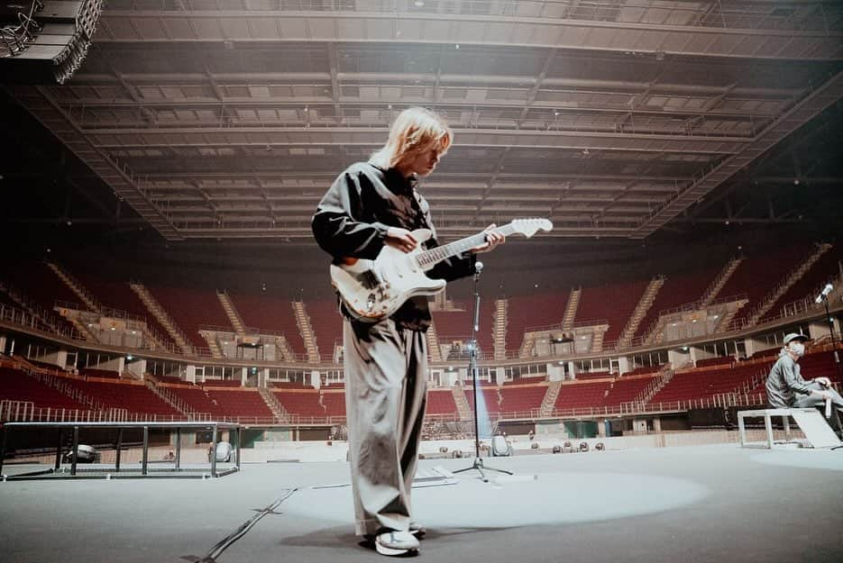 Toru さんのインスタグラム写真 - (Toru Instagram)「Thank you so much Thailand🇹🇭Finally we made it last night⚡️🔥ここに帰って来るたびに規模と皆の熱量が増してるから次も楽しみでしかたない！最高の時間をありがとう🤘　#oneokrock #luxurydisease 📸 @ruihashimoto」12月13日 10時18分 - toru_10969